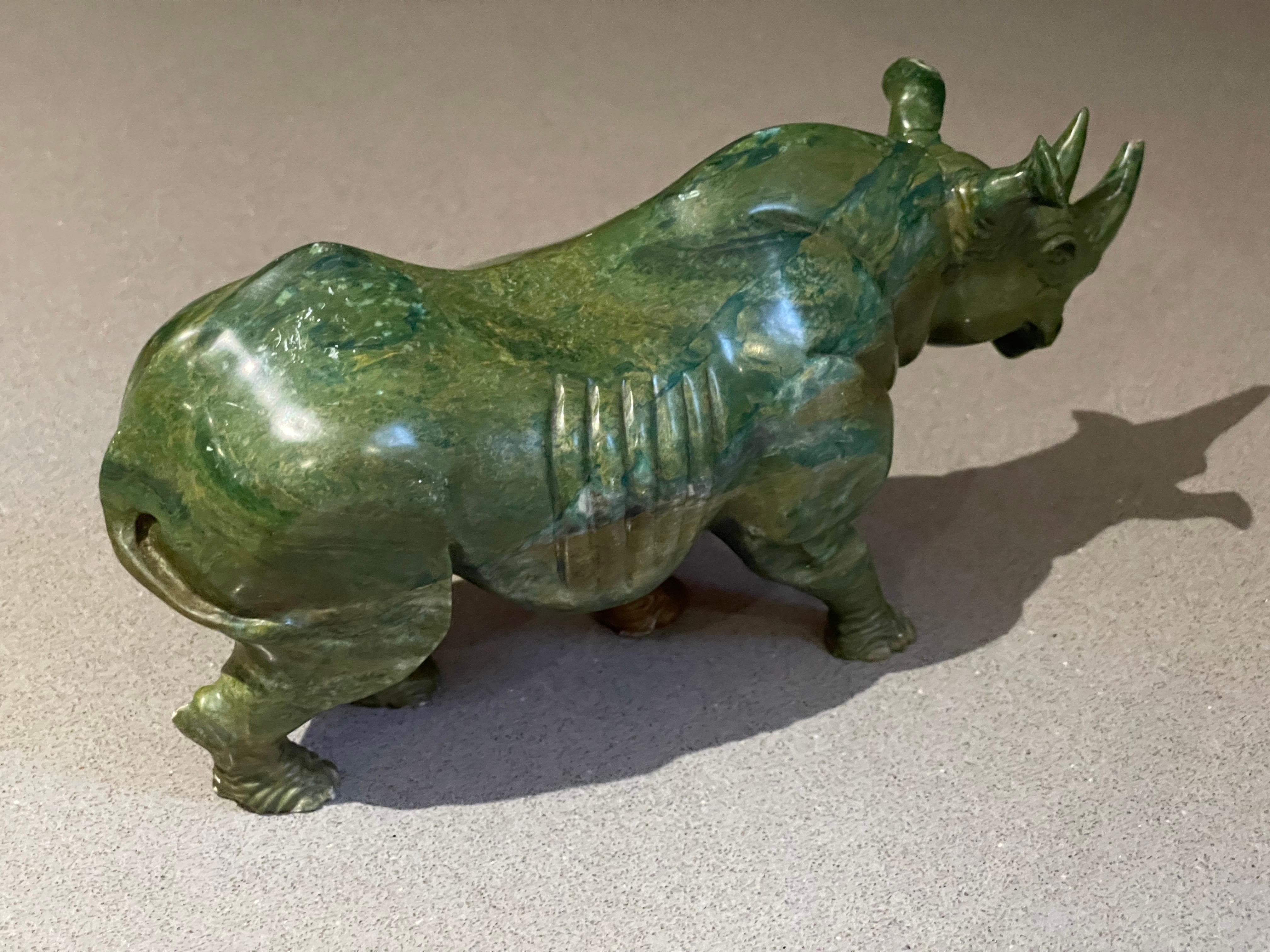 Antike handgeschnitzte afrikanische Skulptur aus grünem Malachitstein, Rhinoceros, Rhinoceros (Keramik) im Angebot