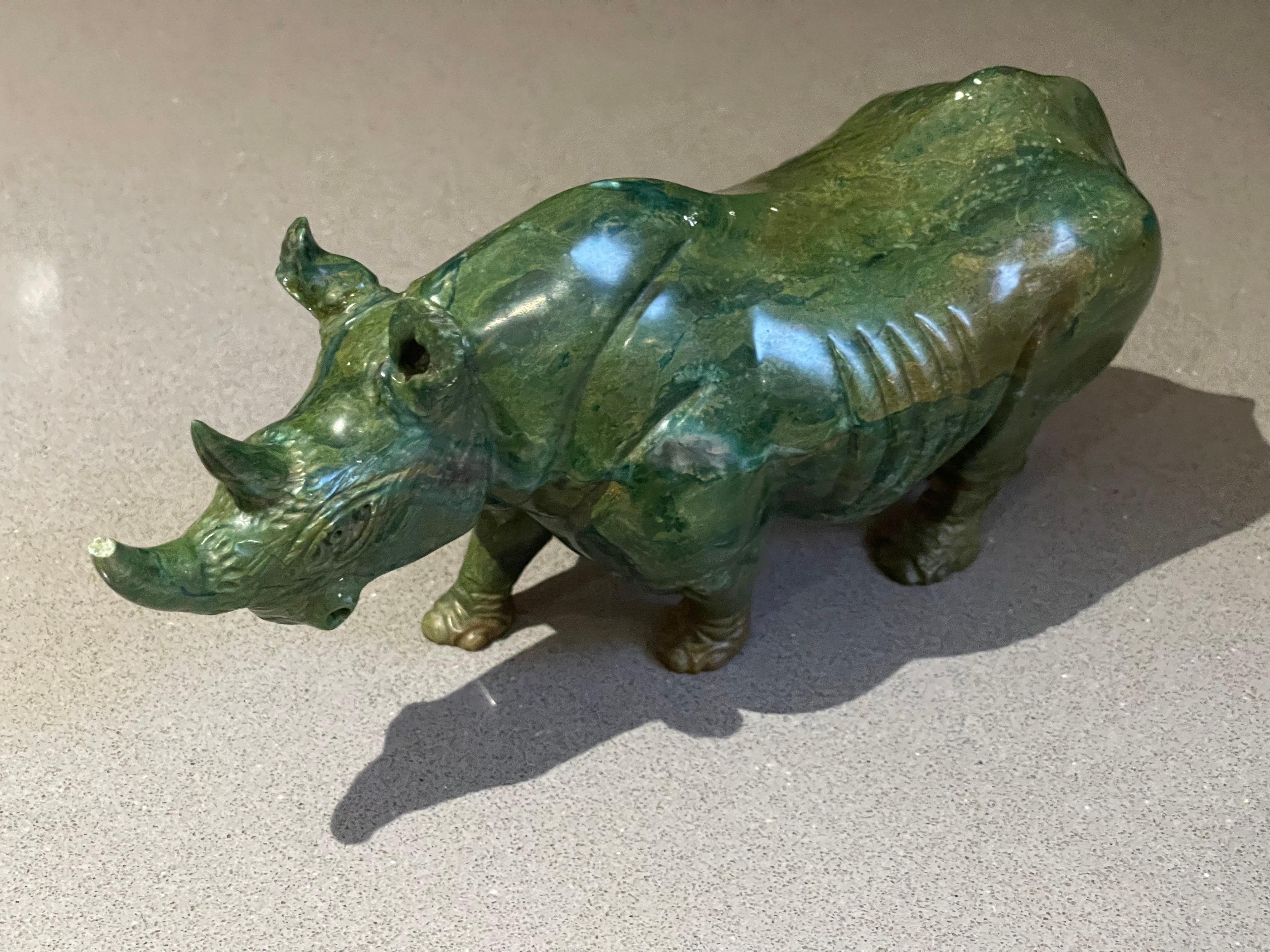 Antike handgeschnitzte afrikanische Skulptur aus grünem Malachitstein, Rhinoceros, Rhinoceros im Angebot 1
