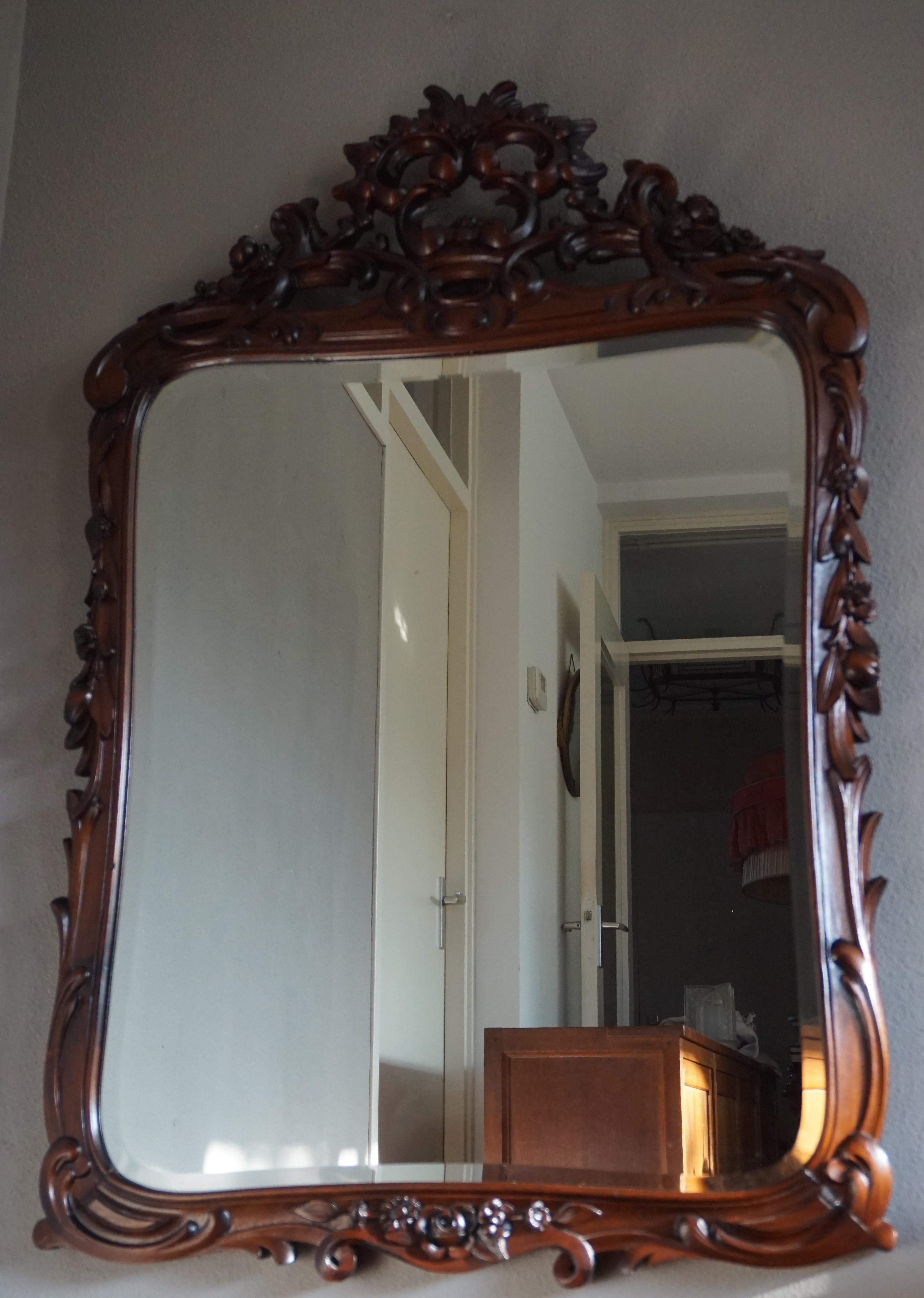 Miroir mural ou de cheminée ancien en bois de noyer et biseauté du 19ème siècle, sculpté à la main en vente 5