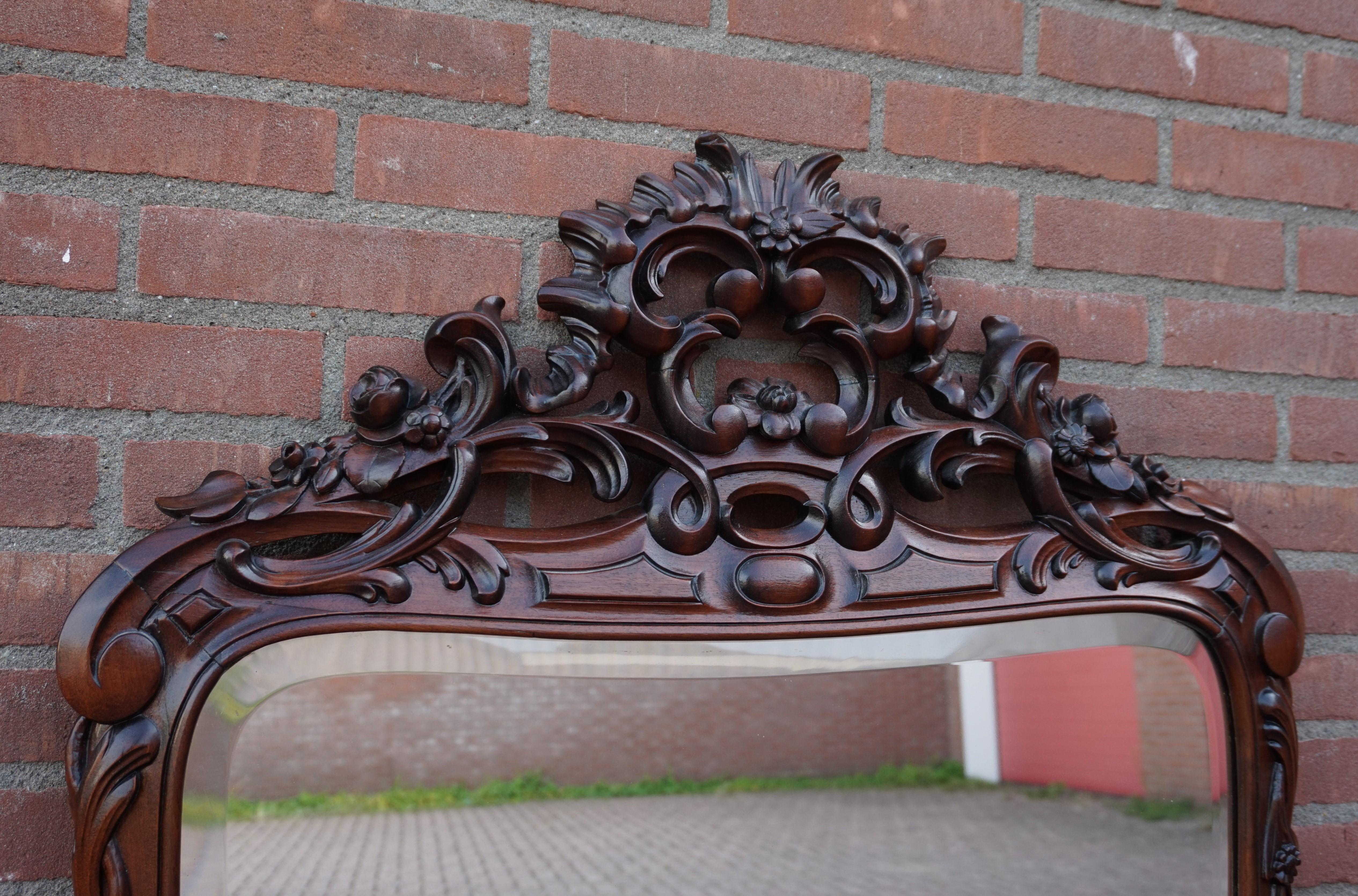 Antiguo espejo de pared o chimenea tallado a mano en madera de nogal del siglo XIX y biselado Biedermeier