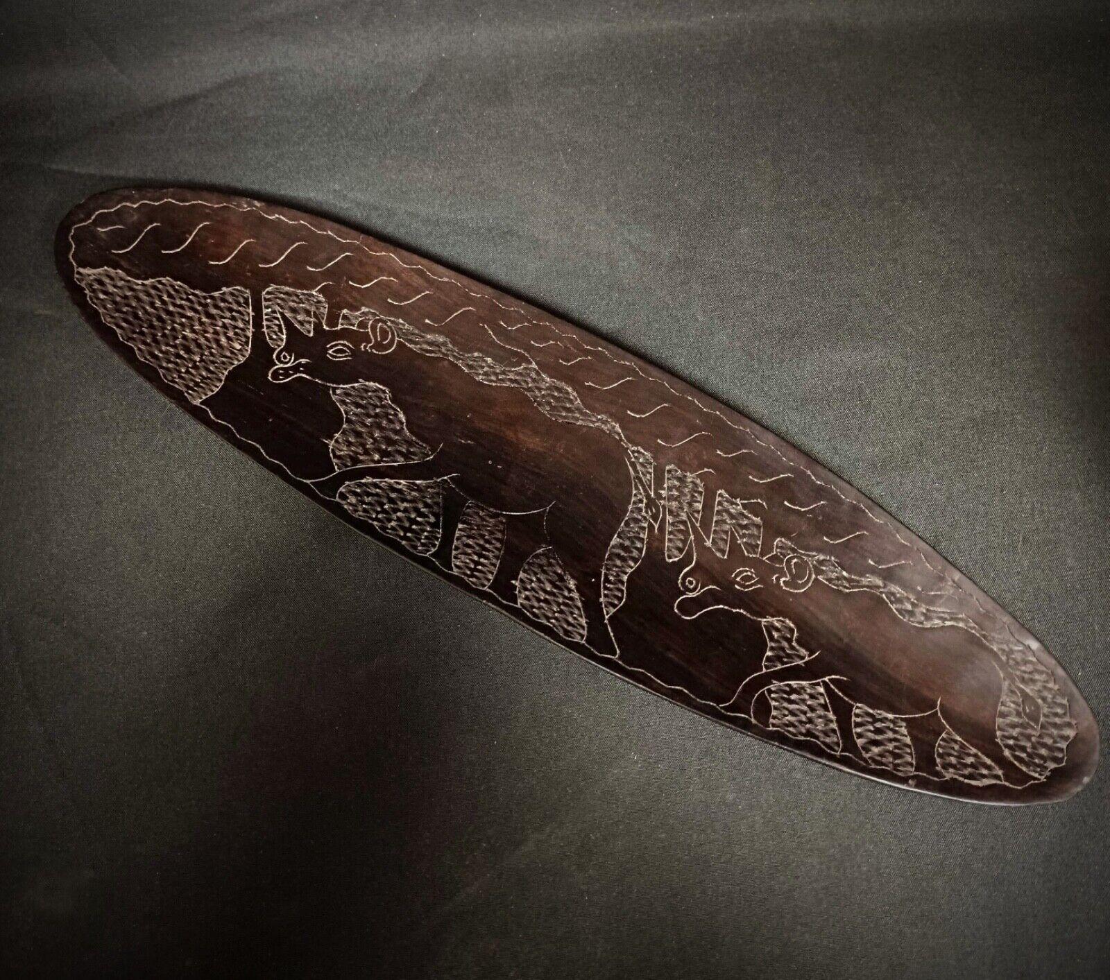 Antique Hand-Carved African Wooden Tray with Rhinoceros and Savanna Decor- 2Y148 In Good Condition For Sale In Bordeaux, FR