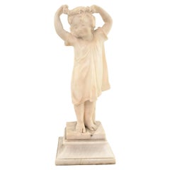 Ancienne sculpture en albâtre sculptée à la main représentant une jeune fille avec une bande de tête fleurie