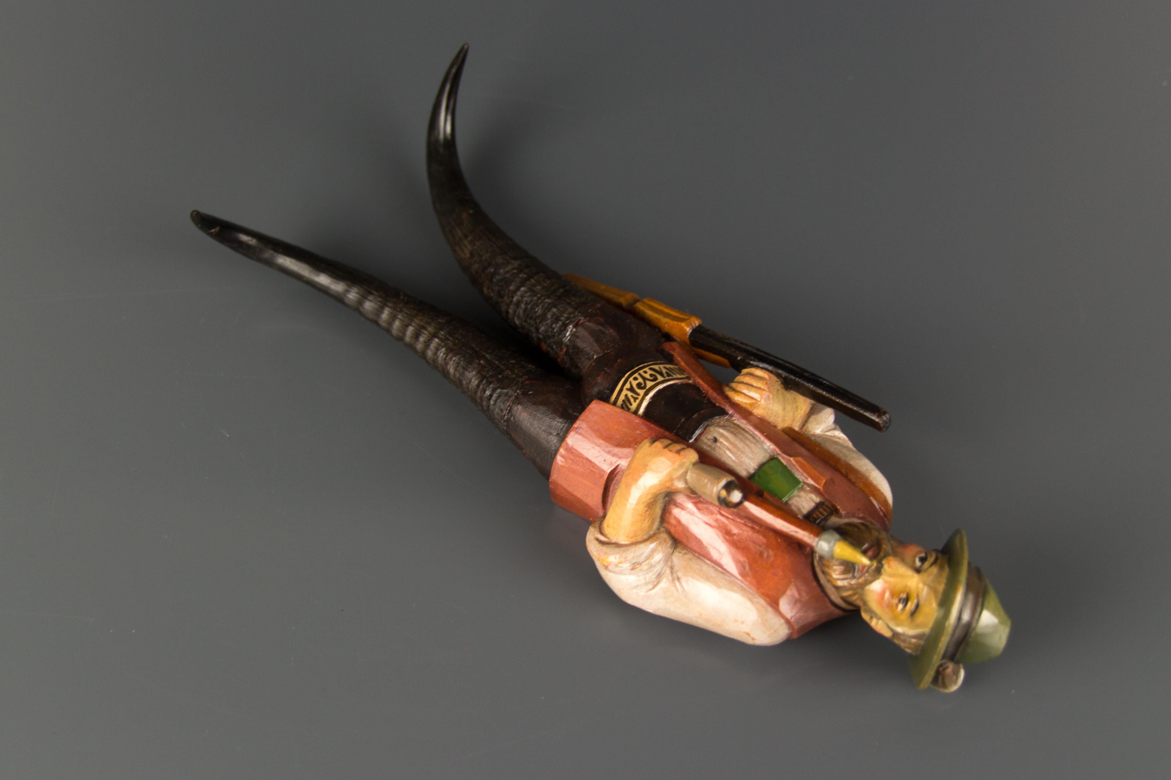 Antique Hand Carved and Painted Hunter Figure Whip Holder or Hanger, 1900s In Good Condition For Sale In Barntrup, DE