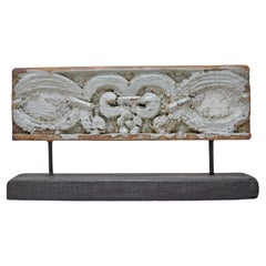 Antiguo tallado a mano en madera arquitectónica y talla floral policromada en blanco