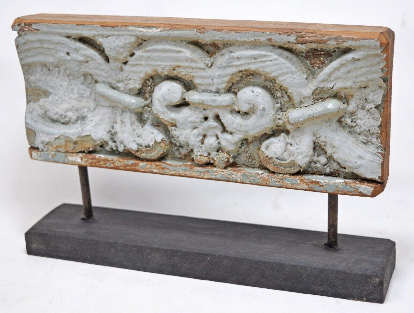 Antike handgeschnitzte architektonische Holztafel mit Blumenmotiv aus Holz mit weißem Polychrom-Paneel (Böhmisch) im Angebot