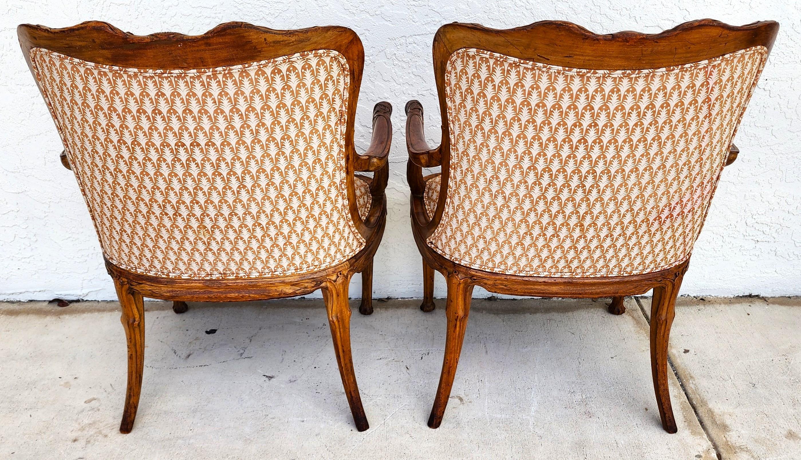 Sillones Antiguos Tallados a Mano Par de Conchas de Cola de Gato de Madera Maciza en venta 10