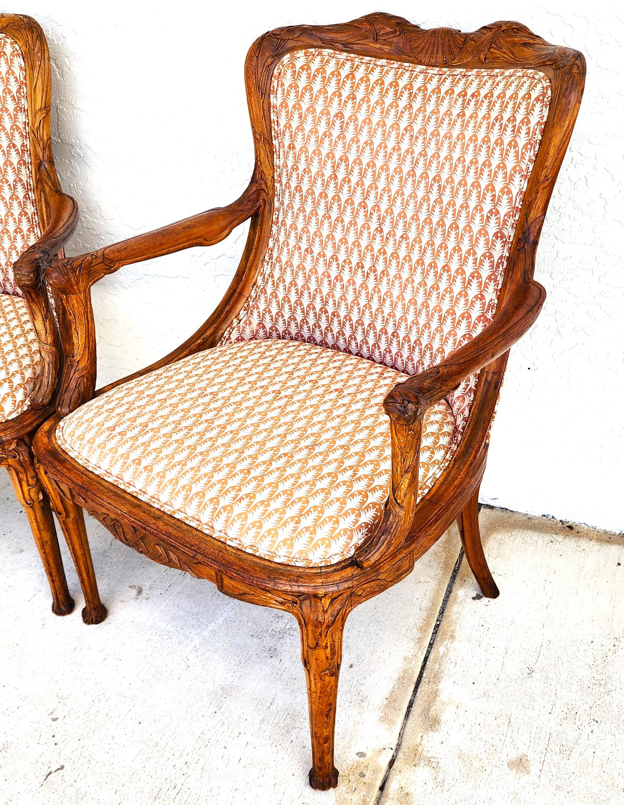 Sillones Antiguos Tallados a Mano Par de Conchas de Cola de Gato de Madera Maciza en Bueno estado para la venta en Lake Worth, FL