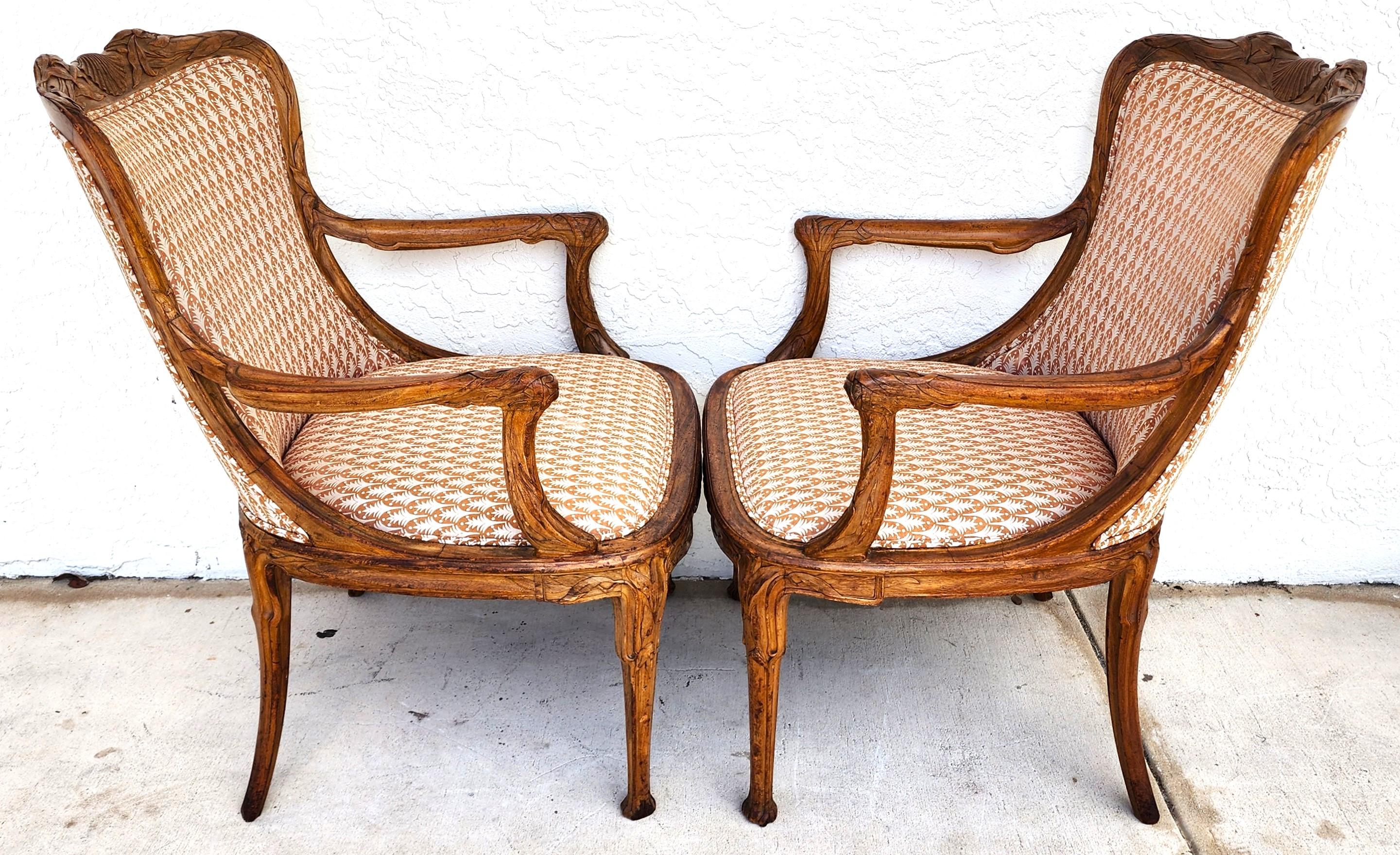Sillones Antiguos Tallados a Mano Par de Conchas de Cola de Gato de Madera Maciza siglo XX en venta