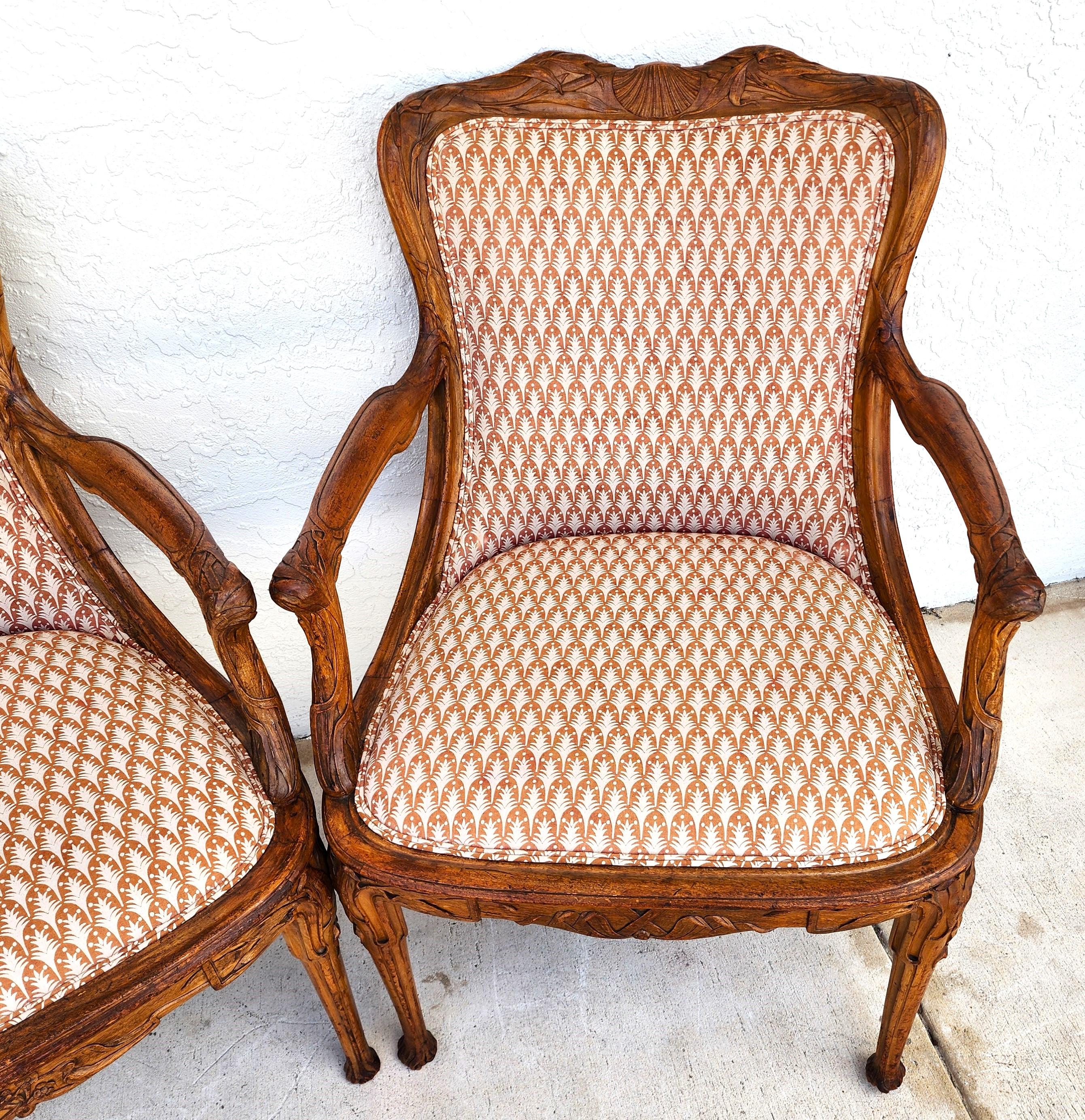 Sillones Antiguos Tallados a Mano Par de Conchas de Cola de Gato de Madera Maciza en venta 1