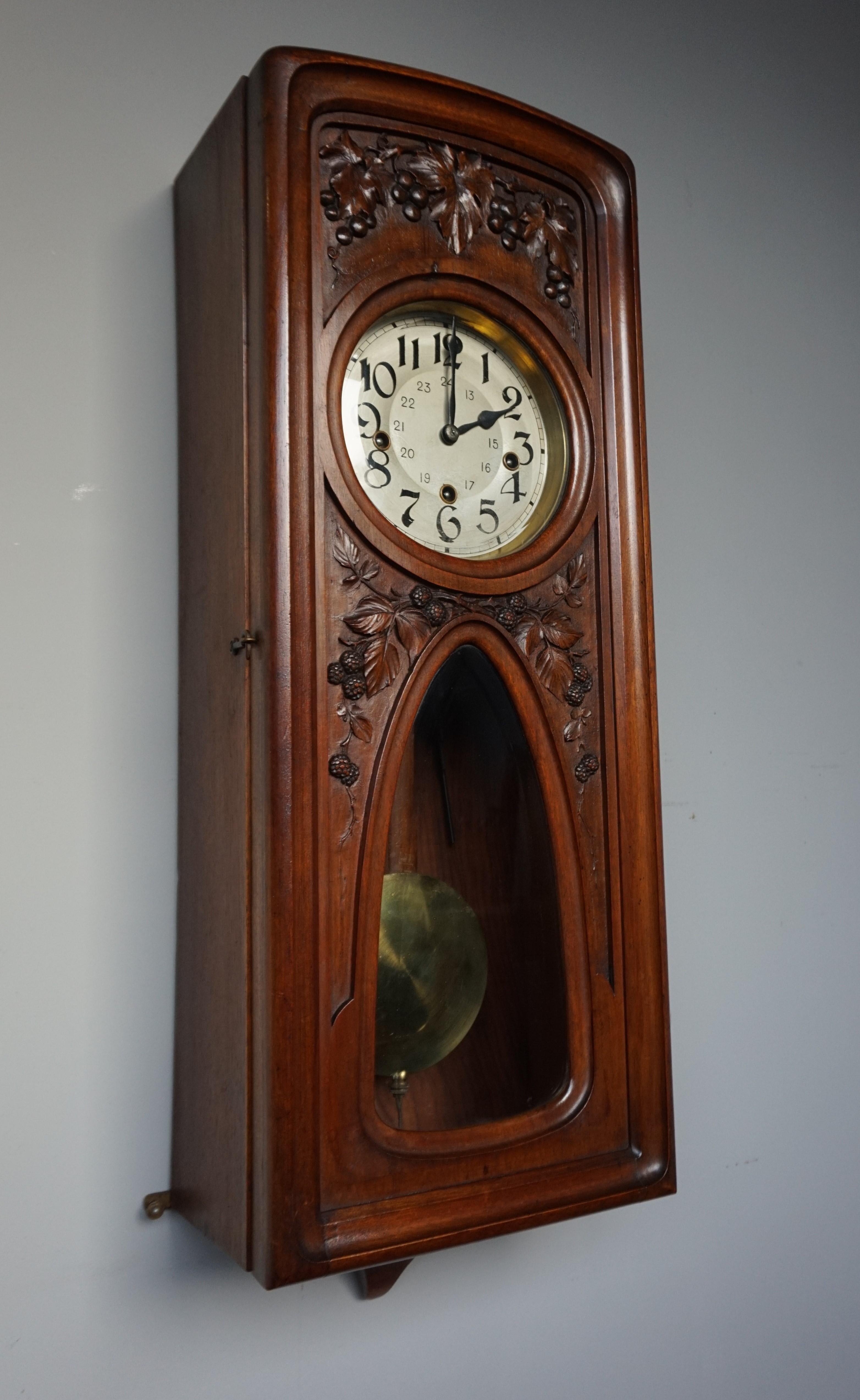 Antique Hand Carved Arts & Crafts Wall Clock with Grape and Blackberry Branches In Excellent Condition In Lisse, NL