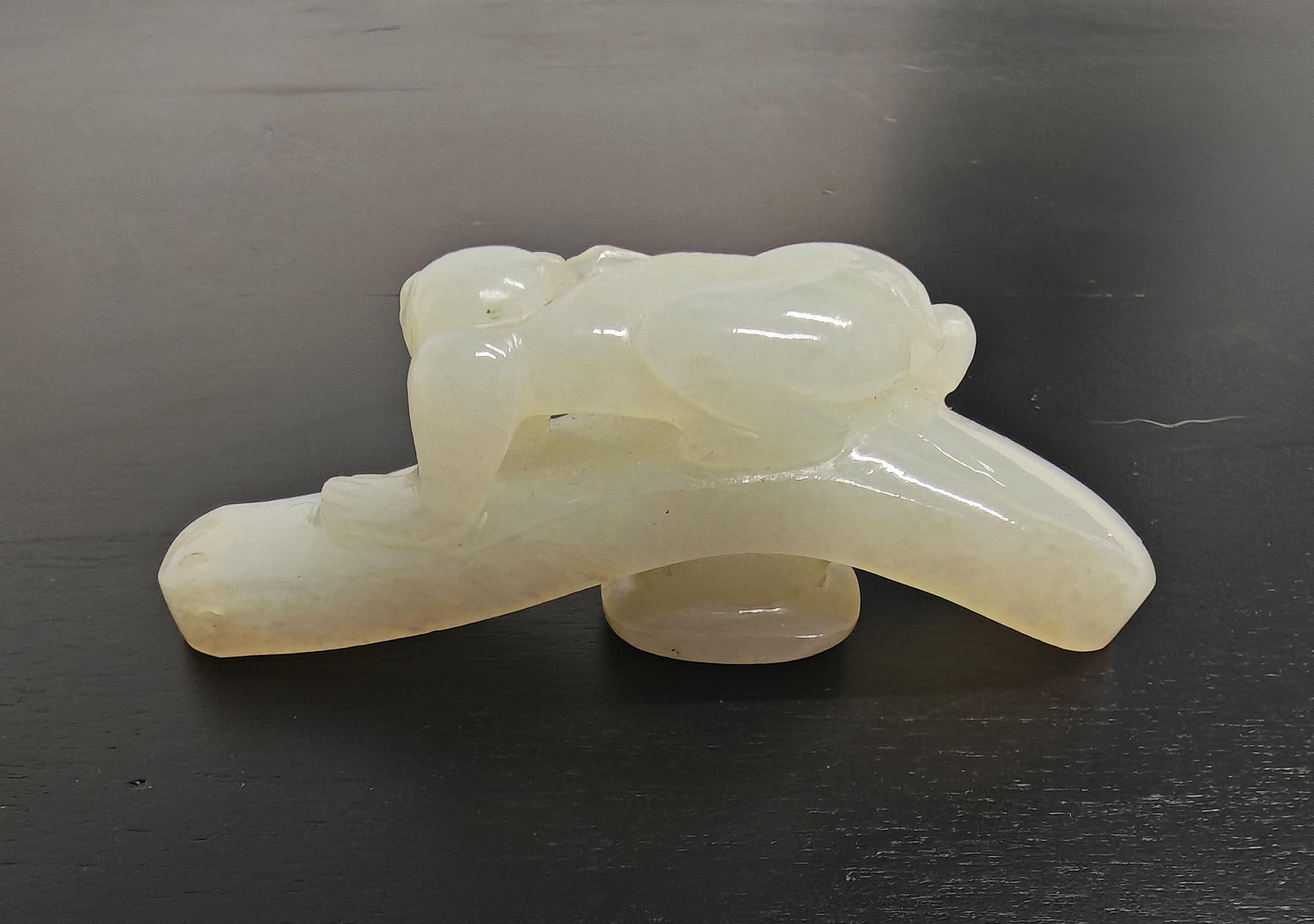 Antico gancio per cintura intagliato a mano in giada, Cina, XIX secolo in vendita 4