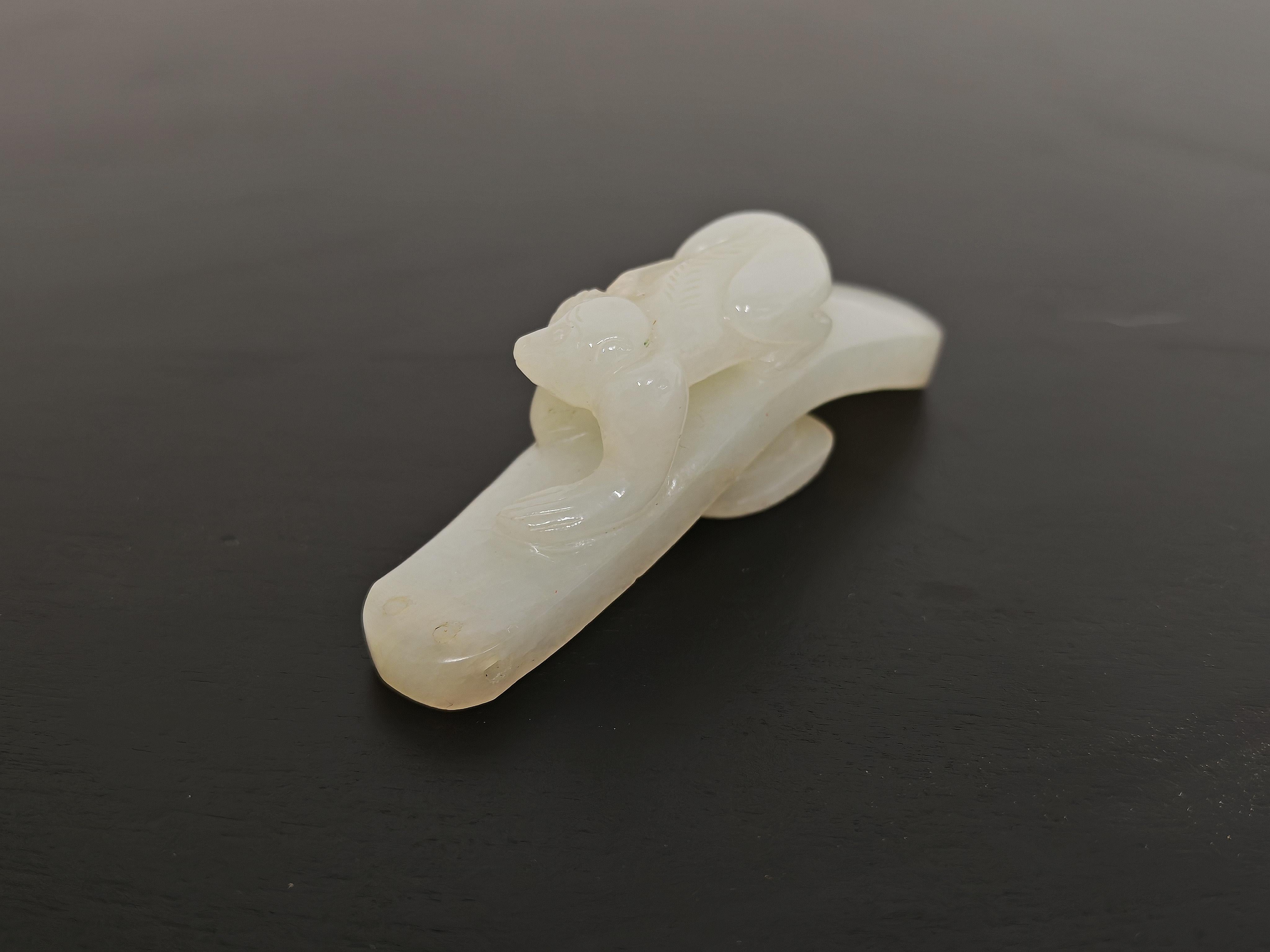 In questa inserzione troverai uno splendido gancio da cintura antico in giada, intagliato con un motivo a scimmia. Questa è la forma classica: un corpo leggermente arcuato, un animale intagliato sulla parte superiore e un bottone a forma di fungo