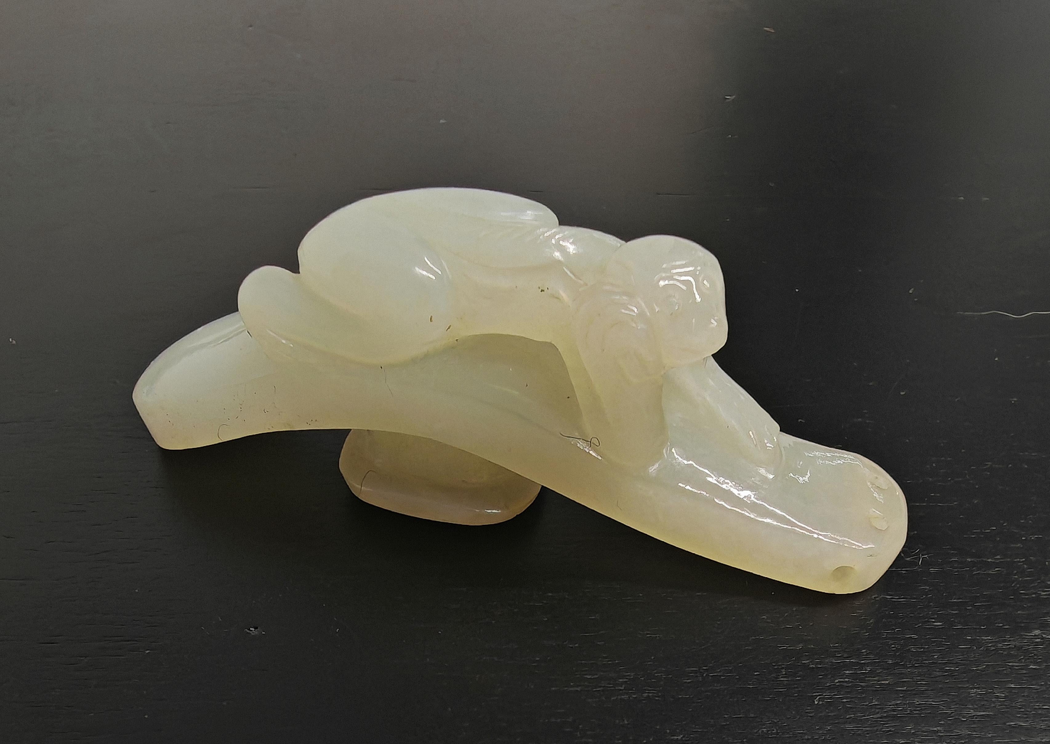 Esportazione cinese Antico gancio per cintura intagliato a mano in giada, Cina, XIX secolo in vendita