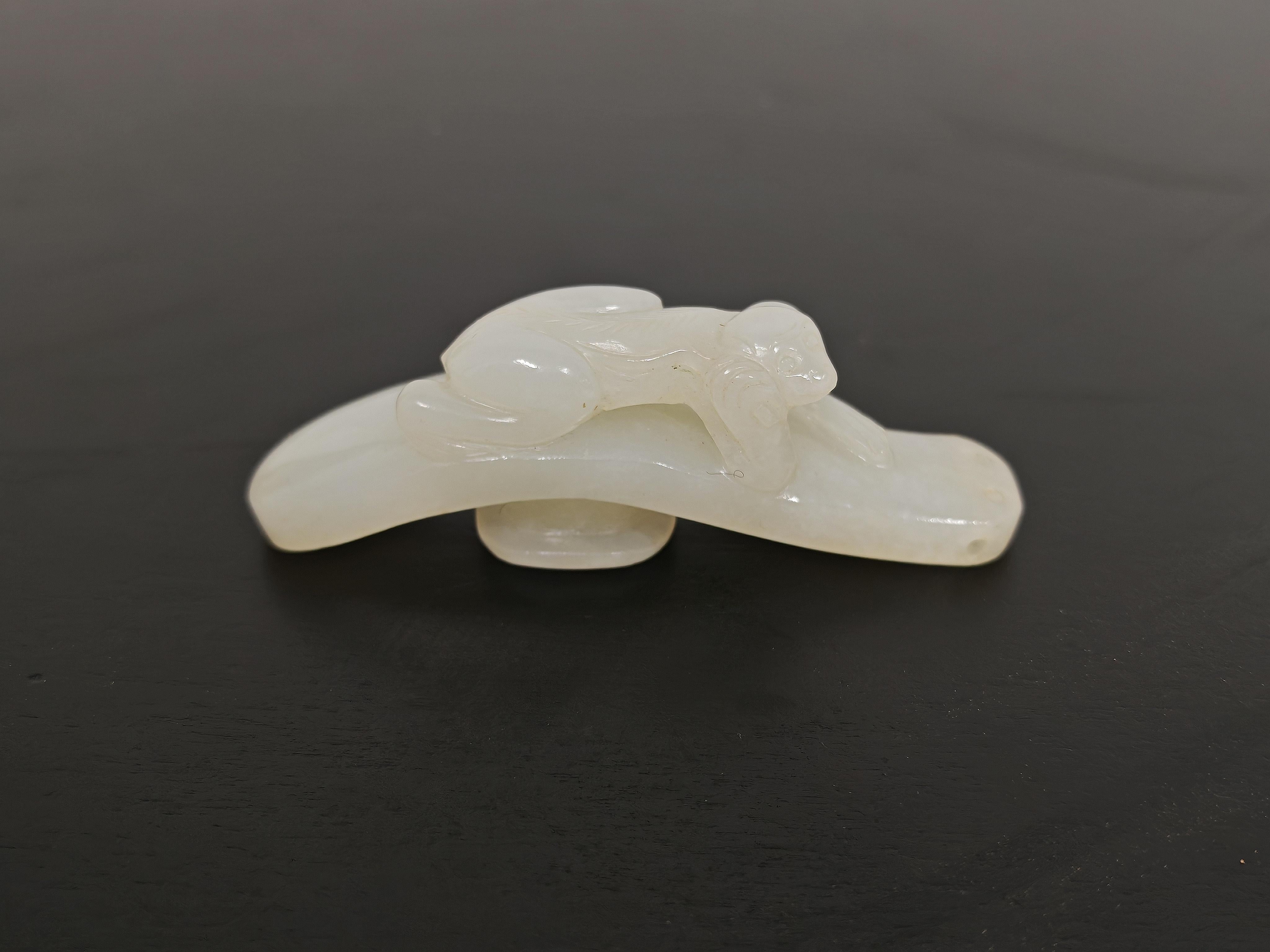 Cinese Antico gancio per cintura intagliato a mano in giada, Cina, XIX secolo in vendita