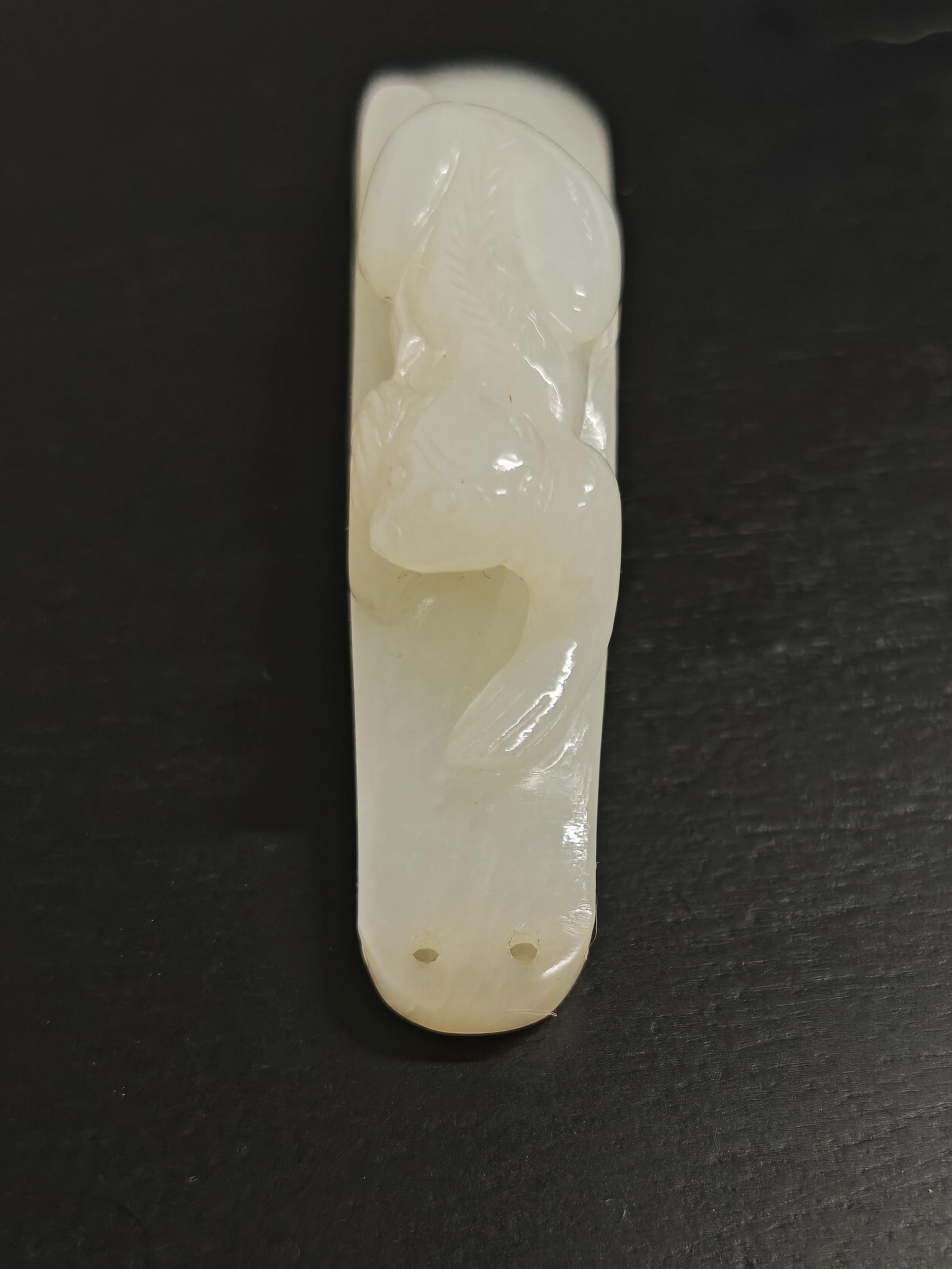 Antico gancio per cintura intagliato a mano in giada, Cina, XIX secolo In condizioni buone in vendita a Beograd, RS