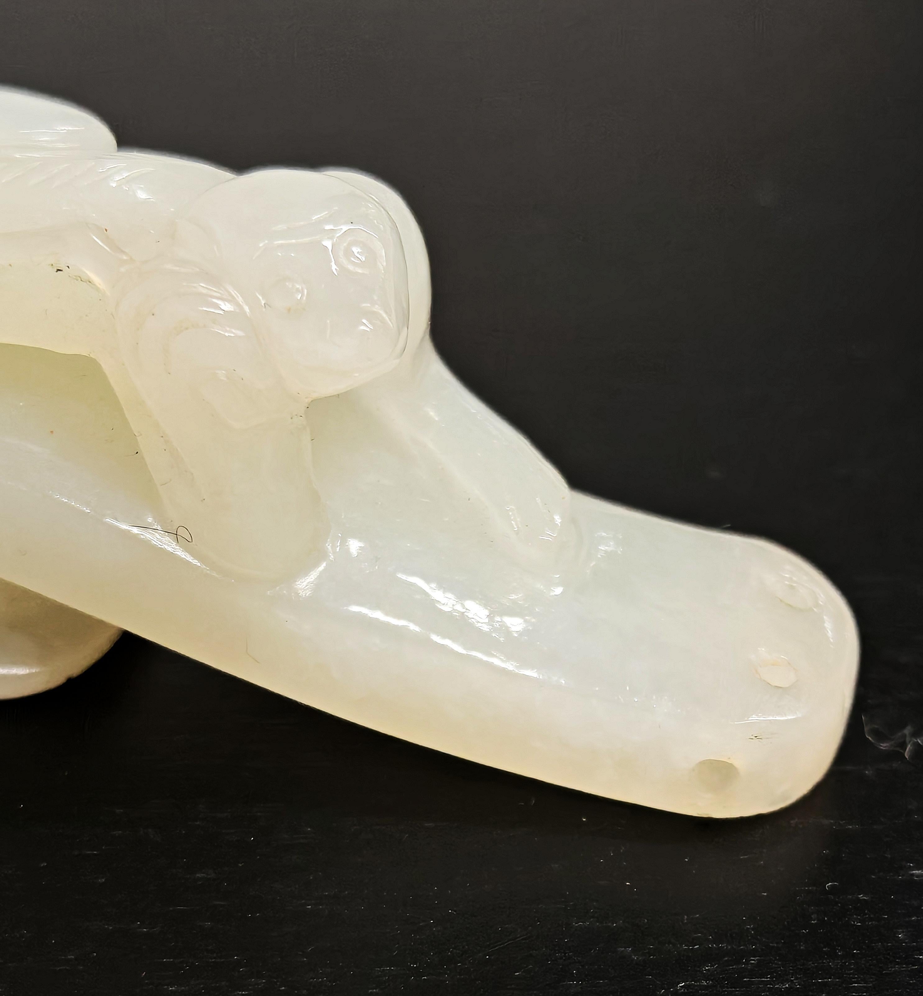 Giada Antico gancio per cintura intagliato a mano in giada, Cina, XIX secolo in vendita