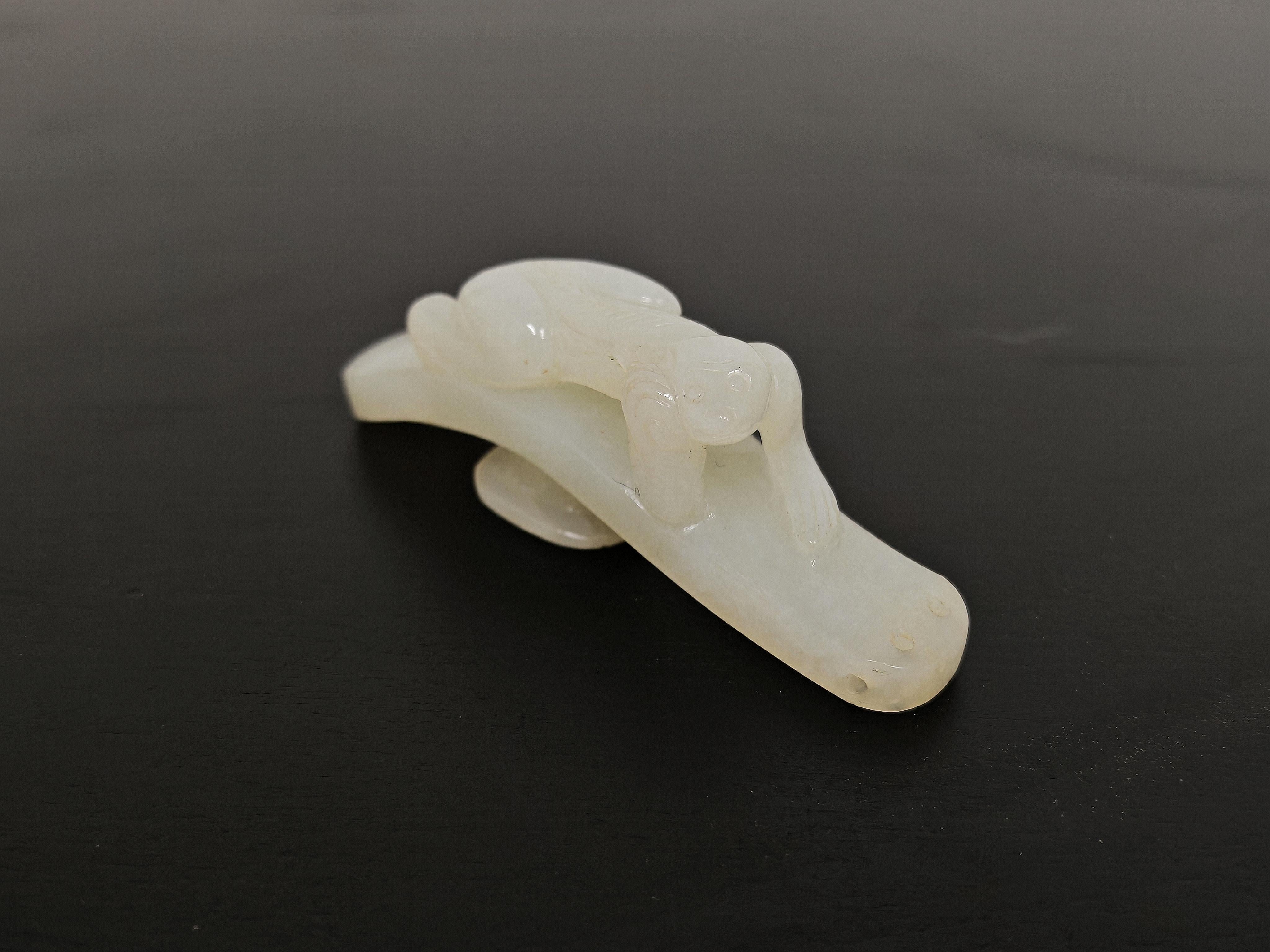 Antico gancio per cintura intagliato a mano in giada, Cina, XIX secolo in vendita 1