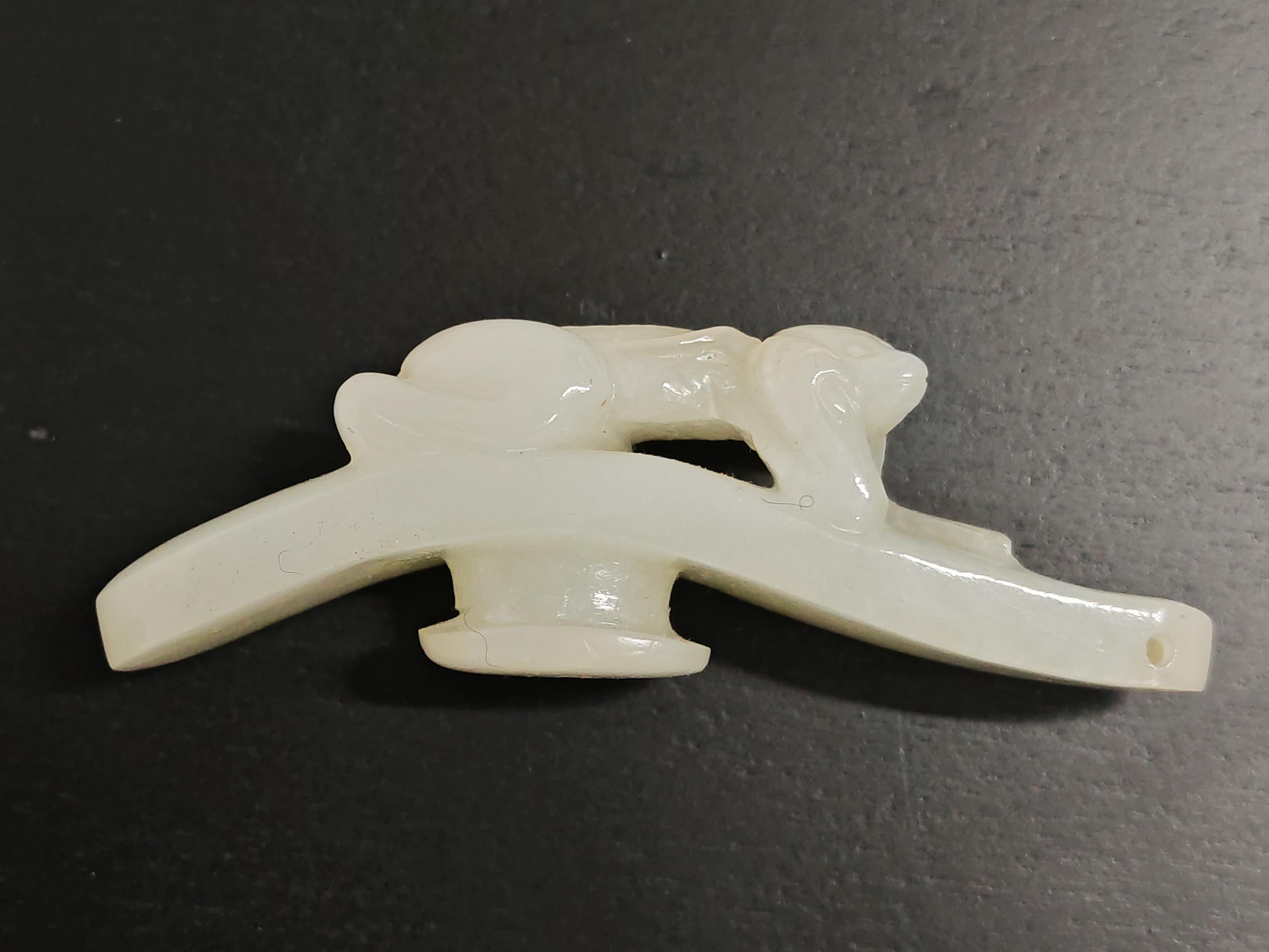 Antico gancio per cintura intagliato a mano in giada, Cina, XIX secolo in vendita 2