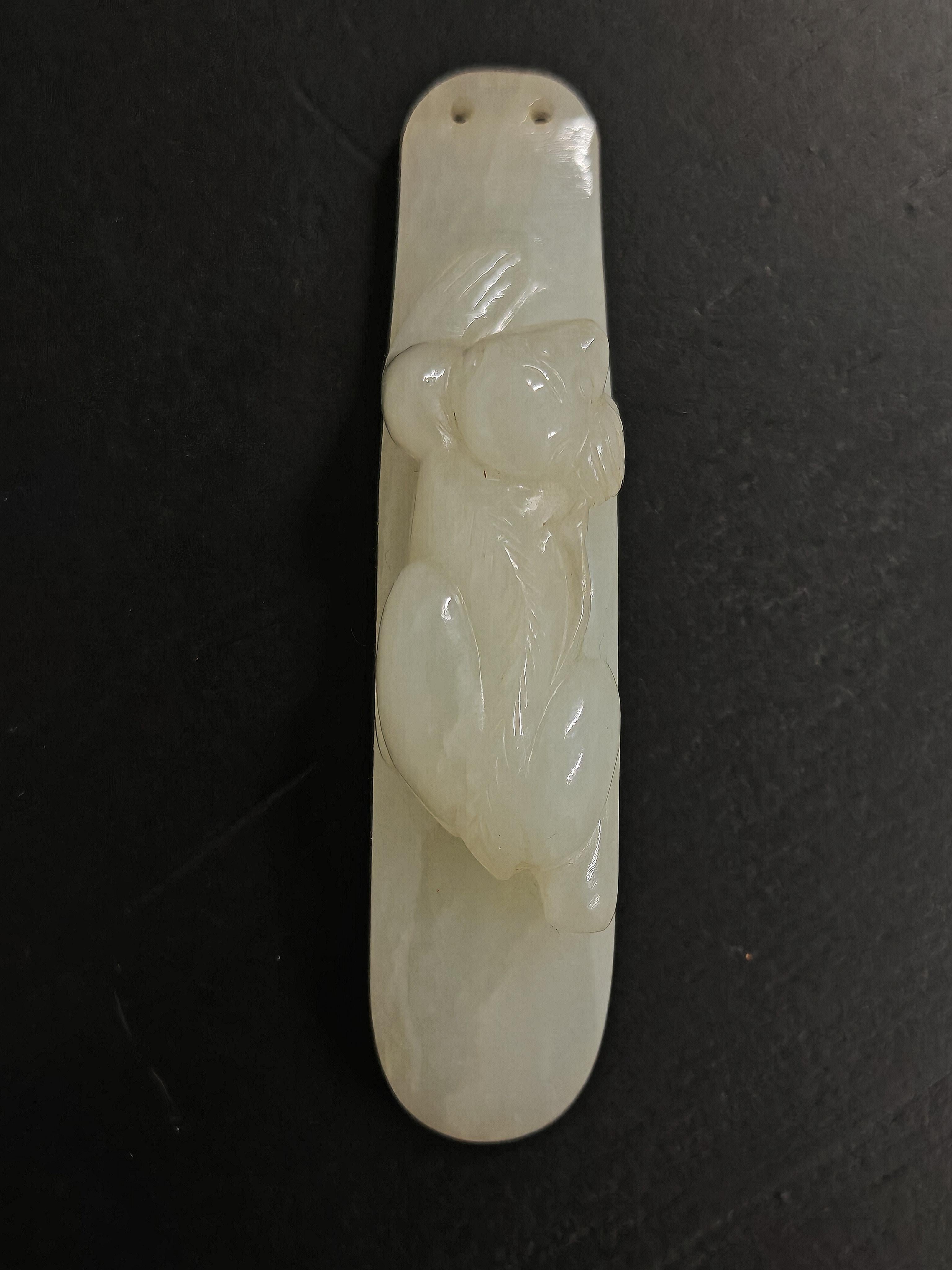 Antico gancio per cintura intagliato a mano in giada, Cina, XIX secolo in vendita 3