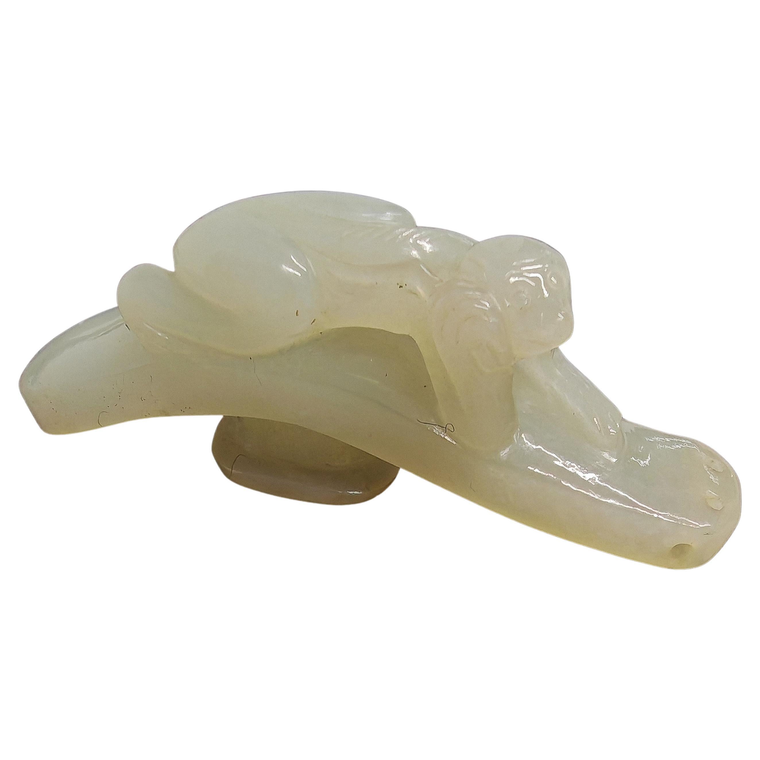 Antique hand-carved belt hook in Jade, China 19th Century