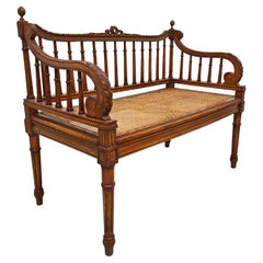 Panca antica intagliata a mano in stile Louis XVI con seduta in canna intrecciata a mano