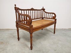 Panca antica intagliata a mano in stile Louis XVI con seduta in canna intrecciata a mano