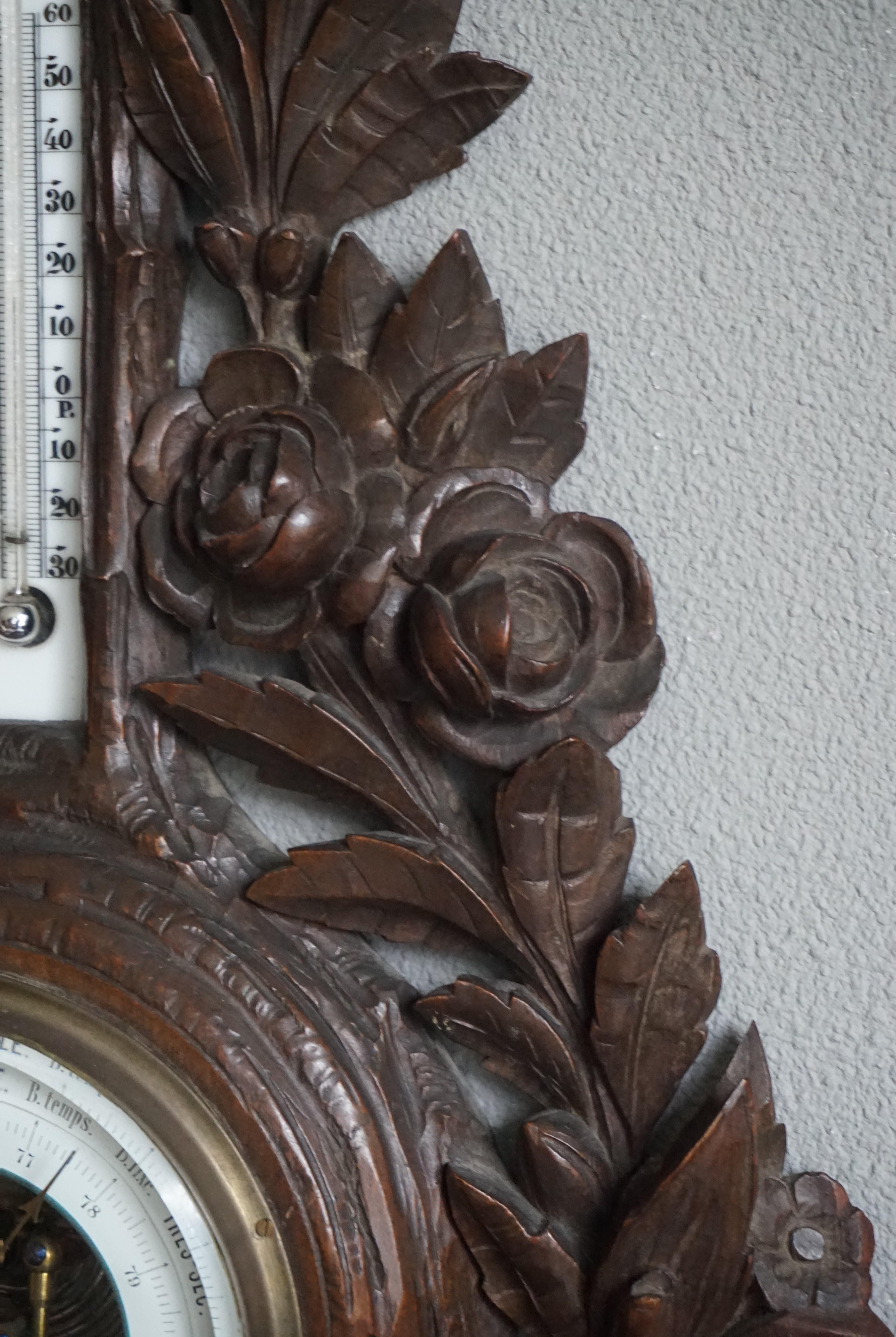 Antikes handgeschnitztes Schwarzwälder Barometer, Blumen und verschlungene Vögel Skulpturen im Angebot 11