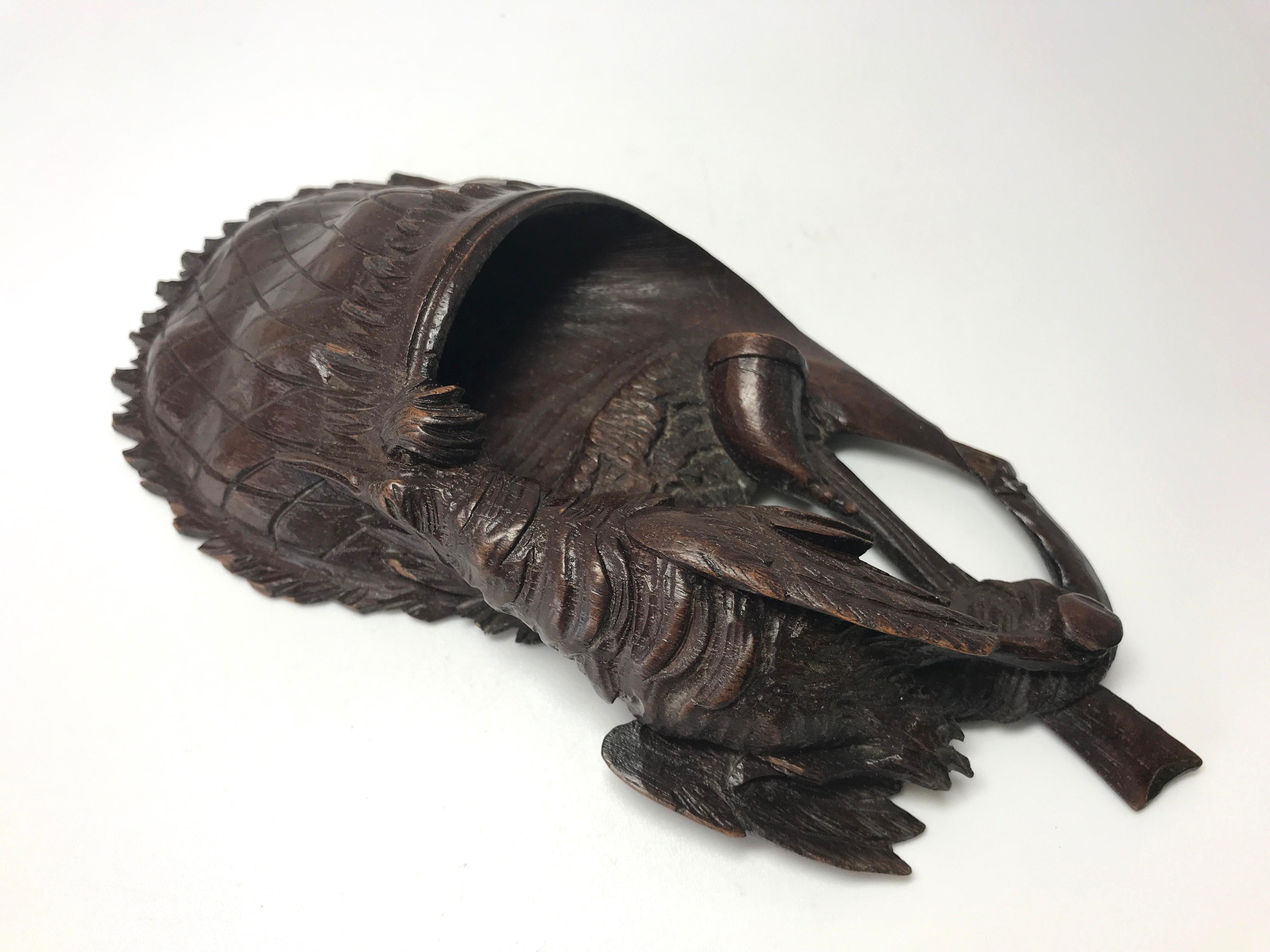 Ancien sac de chasseur de chasse de la Forêt Noire sculpté à la main avec paon, fusil et corne en vente 2