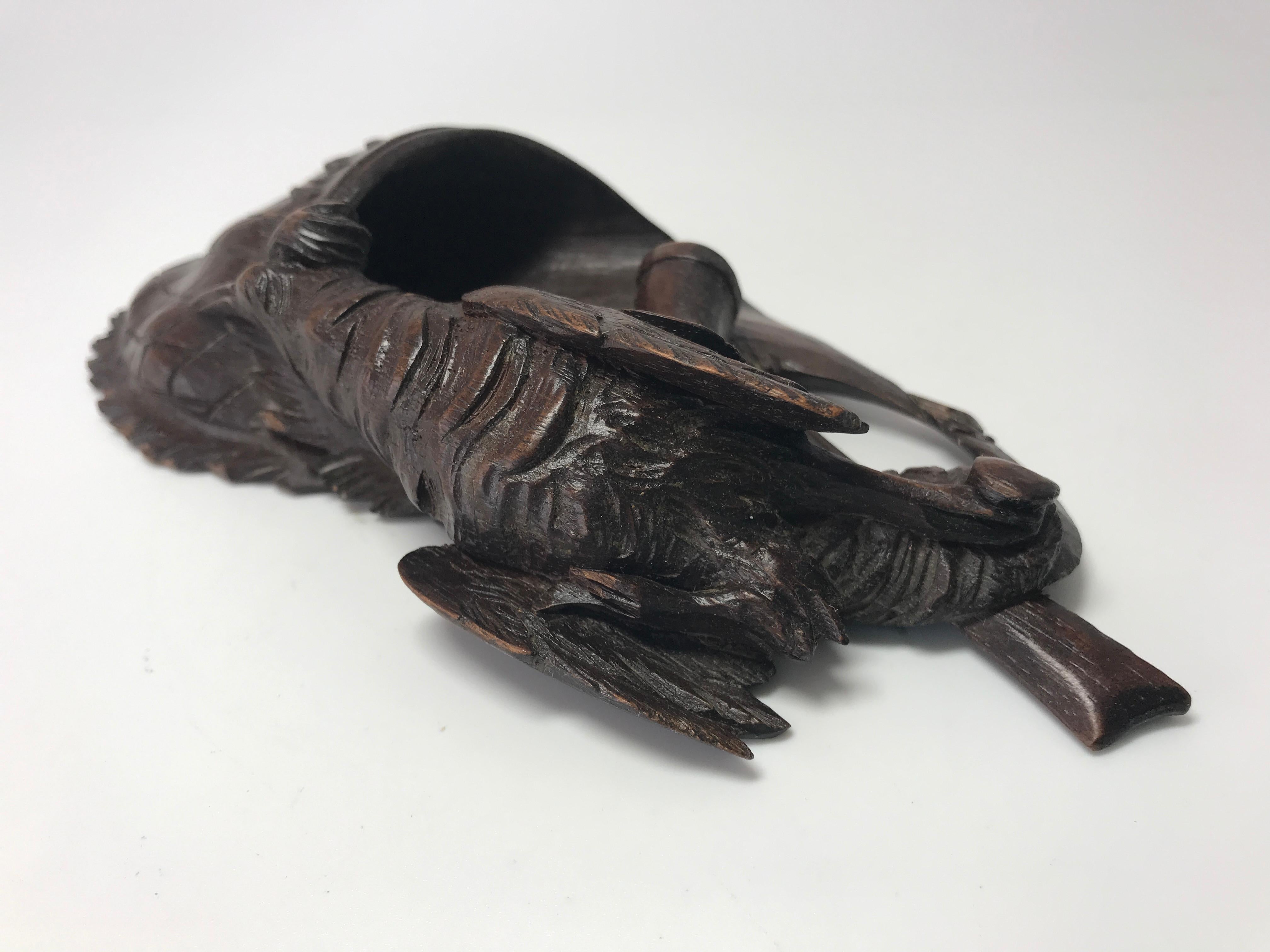Ancien sac de chasseur de chasse de la Forêt Noire sculpté à la main avec paon, fusil et corne en vente 3
