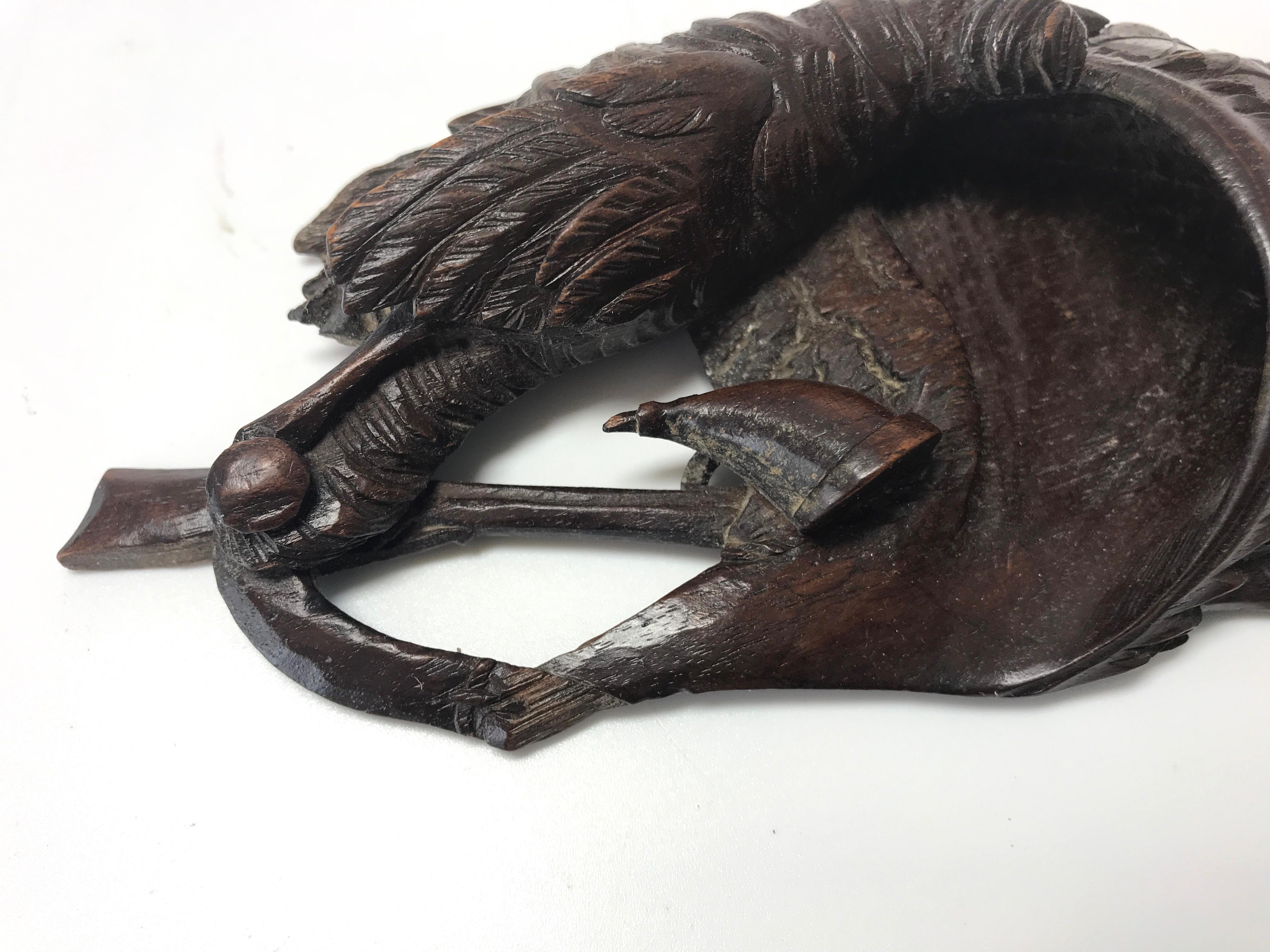 Ancien sac de chasseur de chasse de la Forêt Noire sculpté à la main avec paon, fusil et corne en vente 4