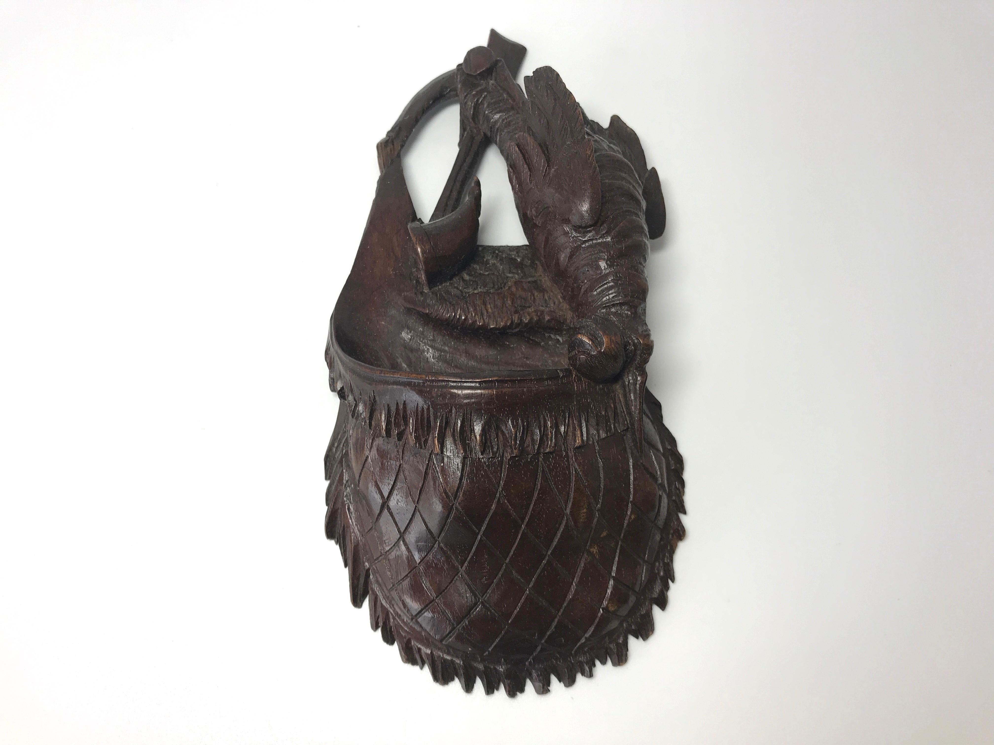 Allemand Ancien sac de chasseur de chasse de la Forêt Noire sculpté à la main avec paon, fusil et corne en vente