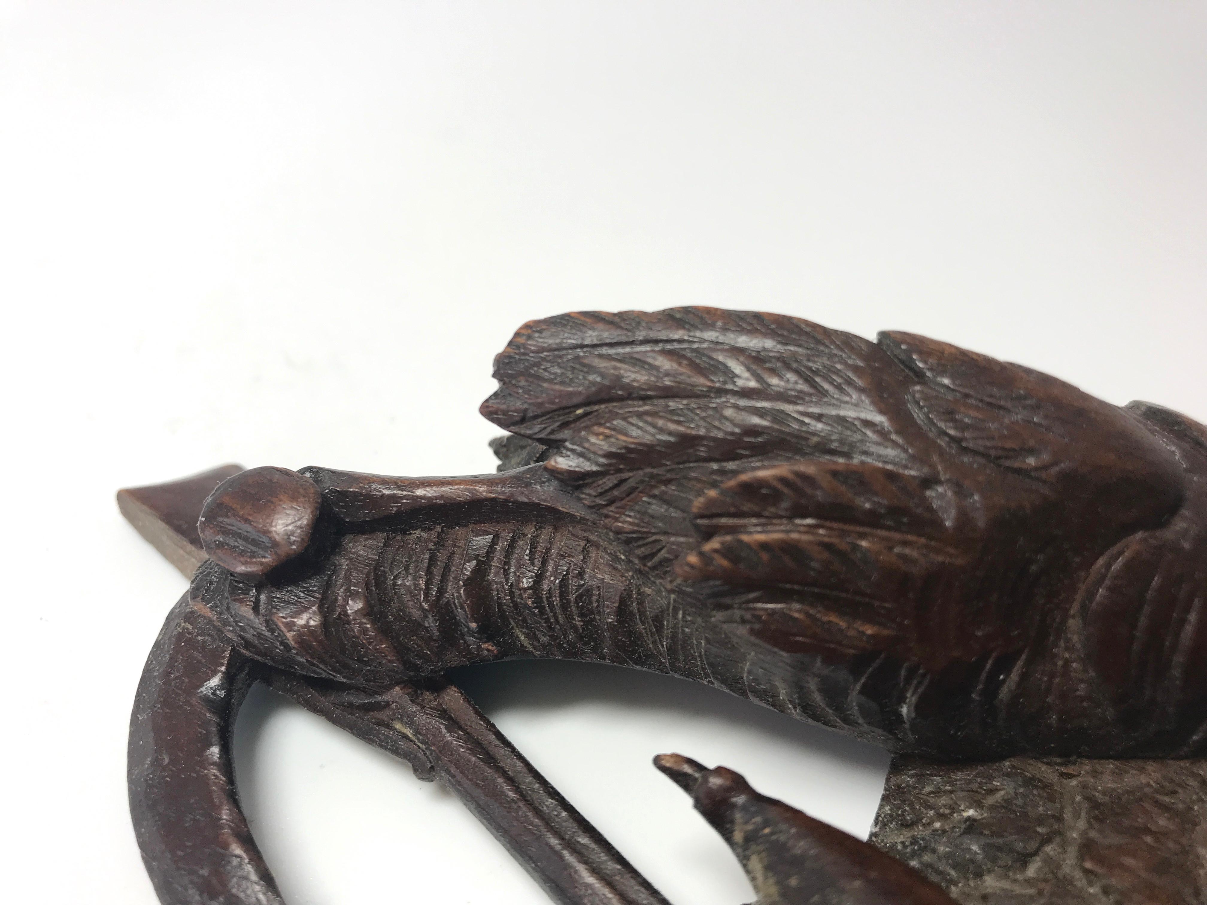Sculpté à la main Ancien sac de chasseur de chasse de la Forêt Noire sculpté à la main avec paon, fusil et corne en vente