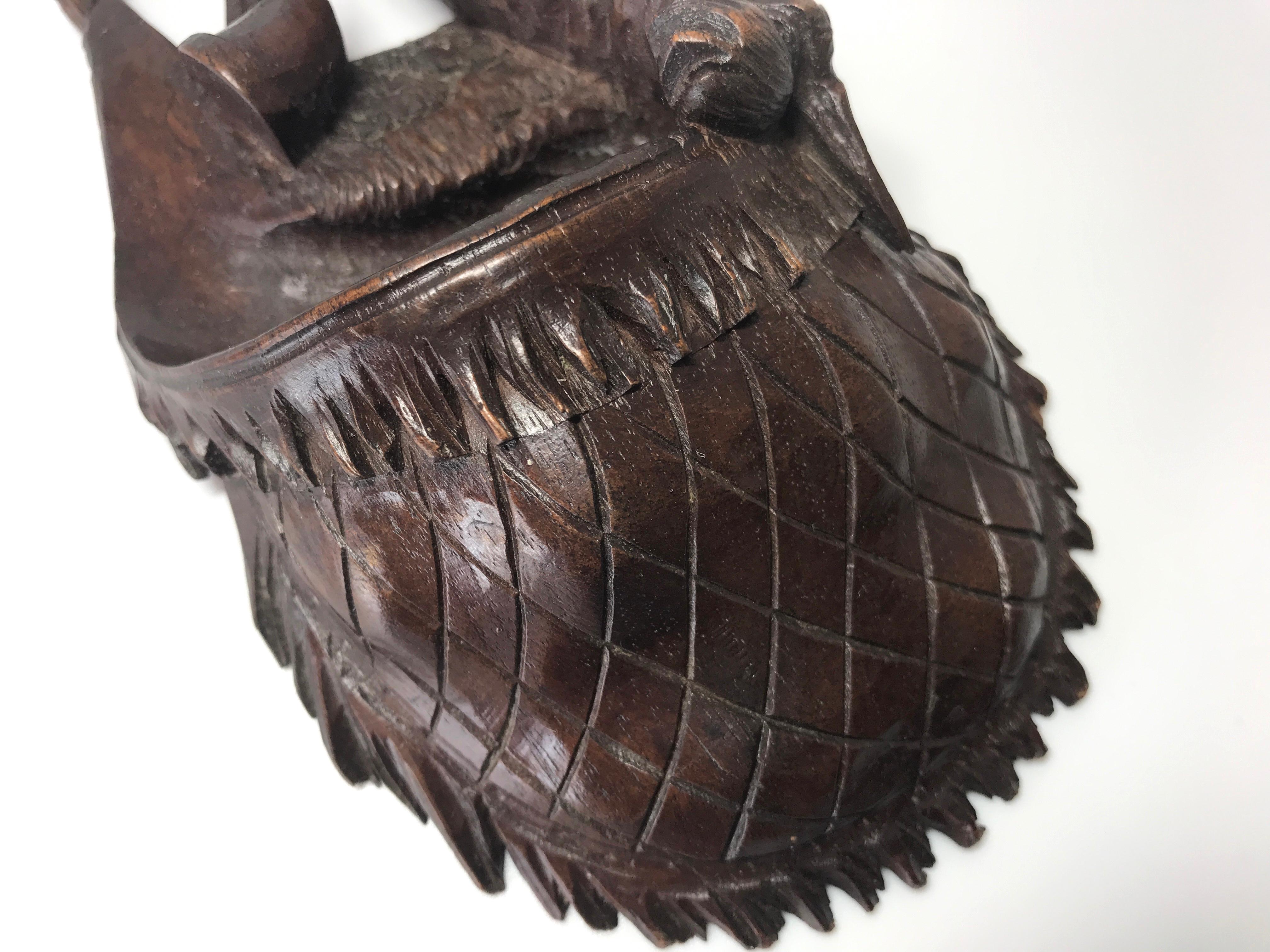 Ancien sac de chasseur de chasse de la Forêt Noire sculpté à la main avec paon, fusil et corne Bon état - En vente à Rothley, Leicestershire