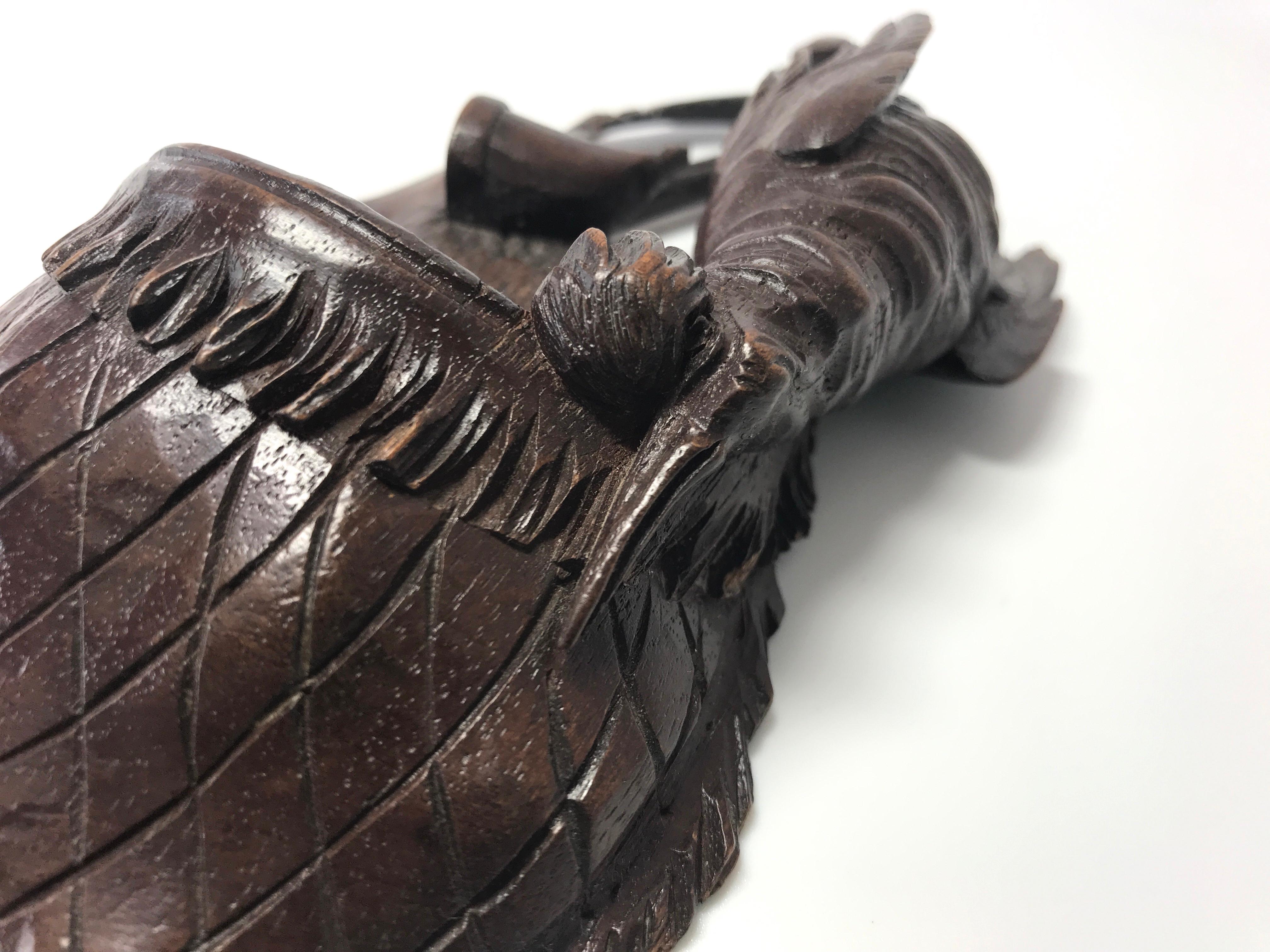 Chêne Ancien sac de chasseur de chasse de la Forêt Noire sculpté à la main avec paon, fusil et corne en vente