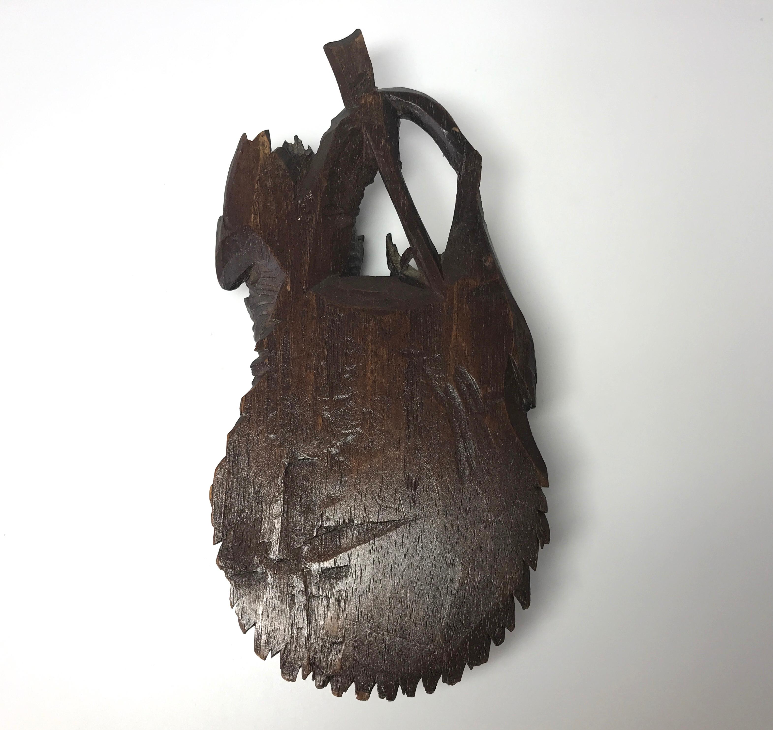 Ancien sac de chasseur de chasse de la Forêt Noire sculpté à la main avec paon, fusil et corne en vente 1