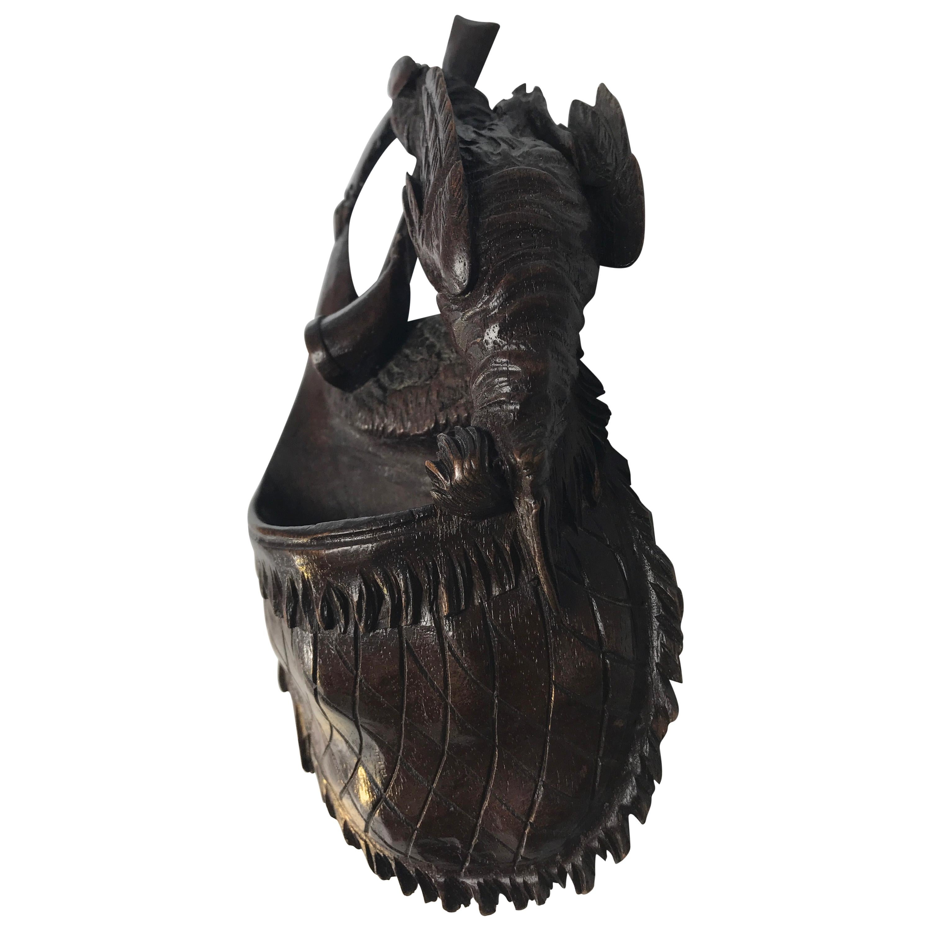 Ancien sac de chasseur de chasse de la Forêt Noire sculpté à la main avec paon, fusil et corne en vente