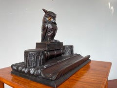 Ancien encrier en forêt noire sculpté à la main avec hibou sur des livres Sculpture & Encriers