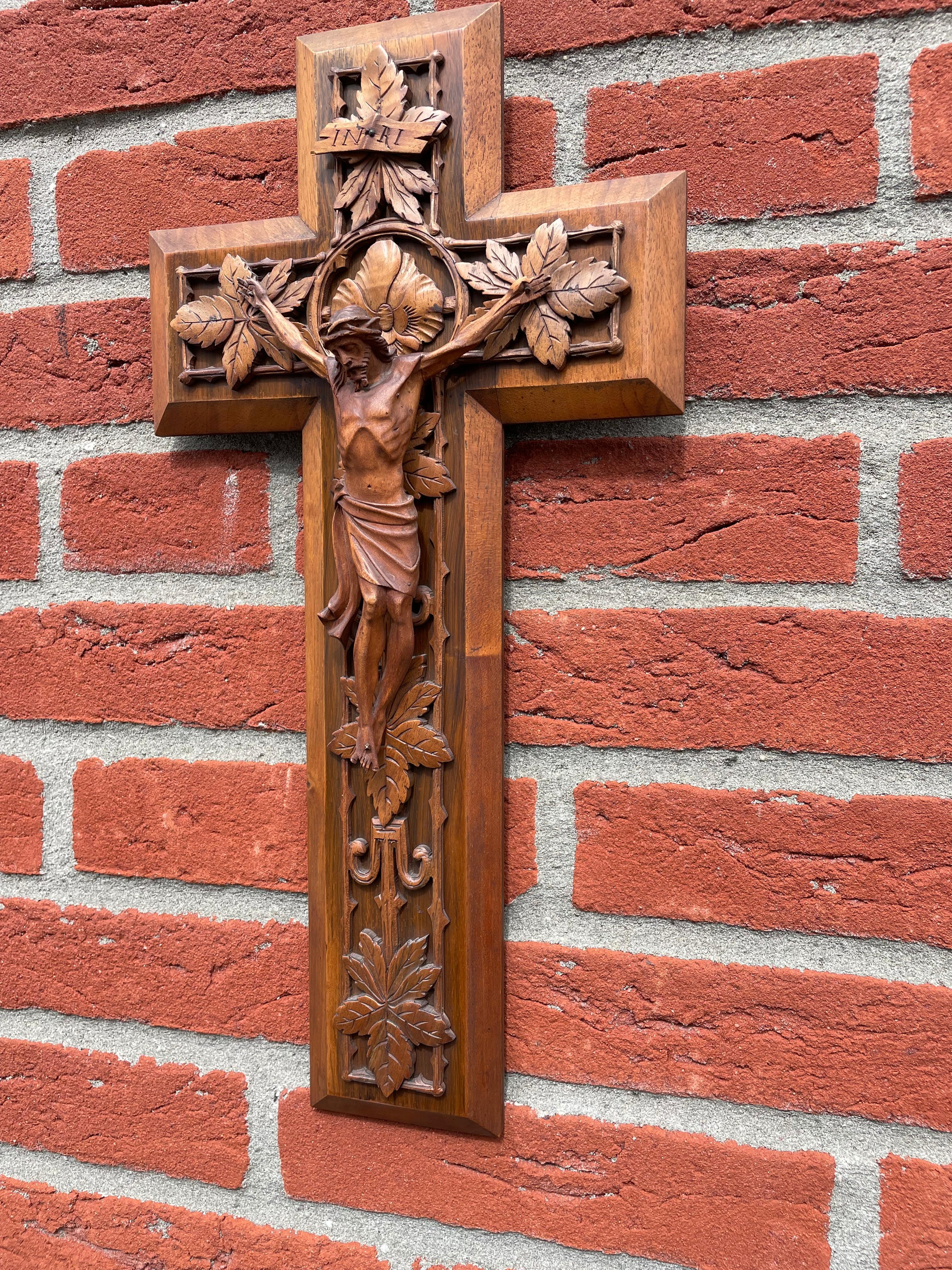 Antique Hand Carved Black Forest Nutwood Crucifix w. Corpus of Christ Sculpture In Excellent Condition In Lisse, NL