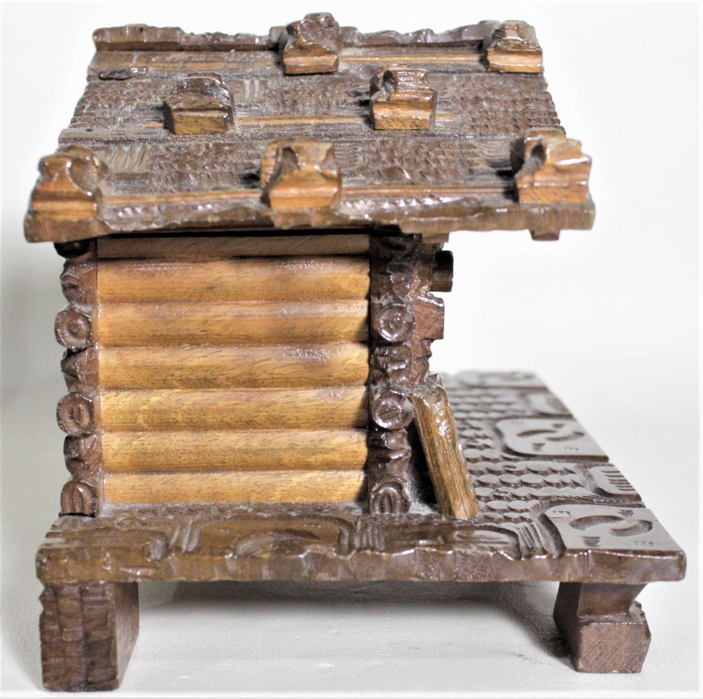 Allemand Antique boîte à bijoux ou coffret à bijoux rustique en forme de cottage de la Forêt Noire sculpté à la main en vente