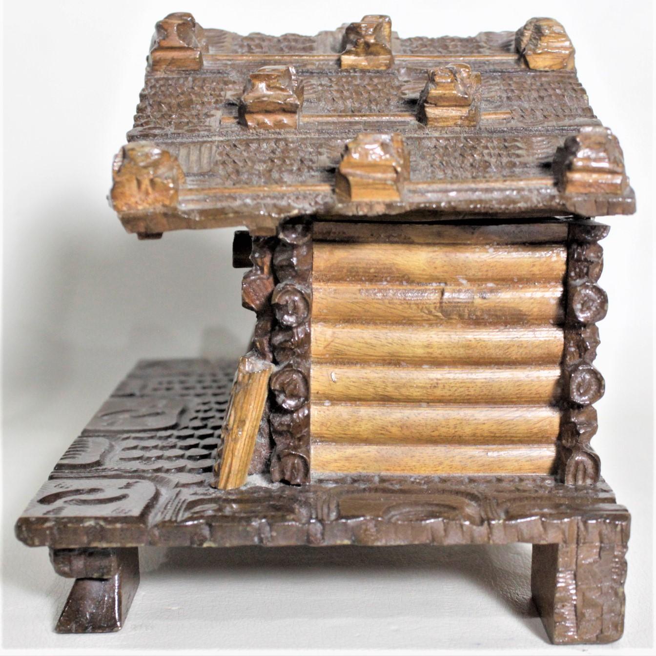 Antique boîte à bijoux ou coffret à bijoux rustique en forme de cottage de la Forêt Noire sculpté à la main Bon état - En vente à Hamilton, Ontario