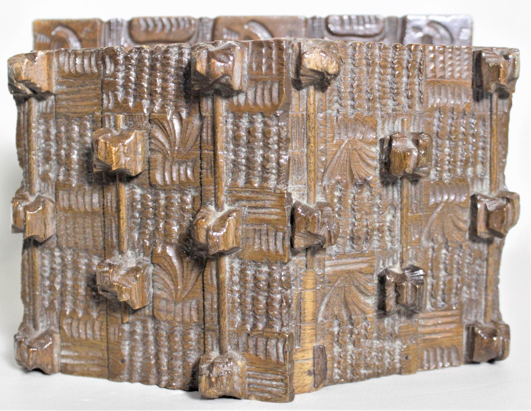 20ième siècle Antique boîte à bijoux ou coffret à bijoux rustique en forme de cottage de la Forêt Noire sculpté à la main en vente