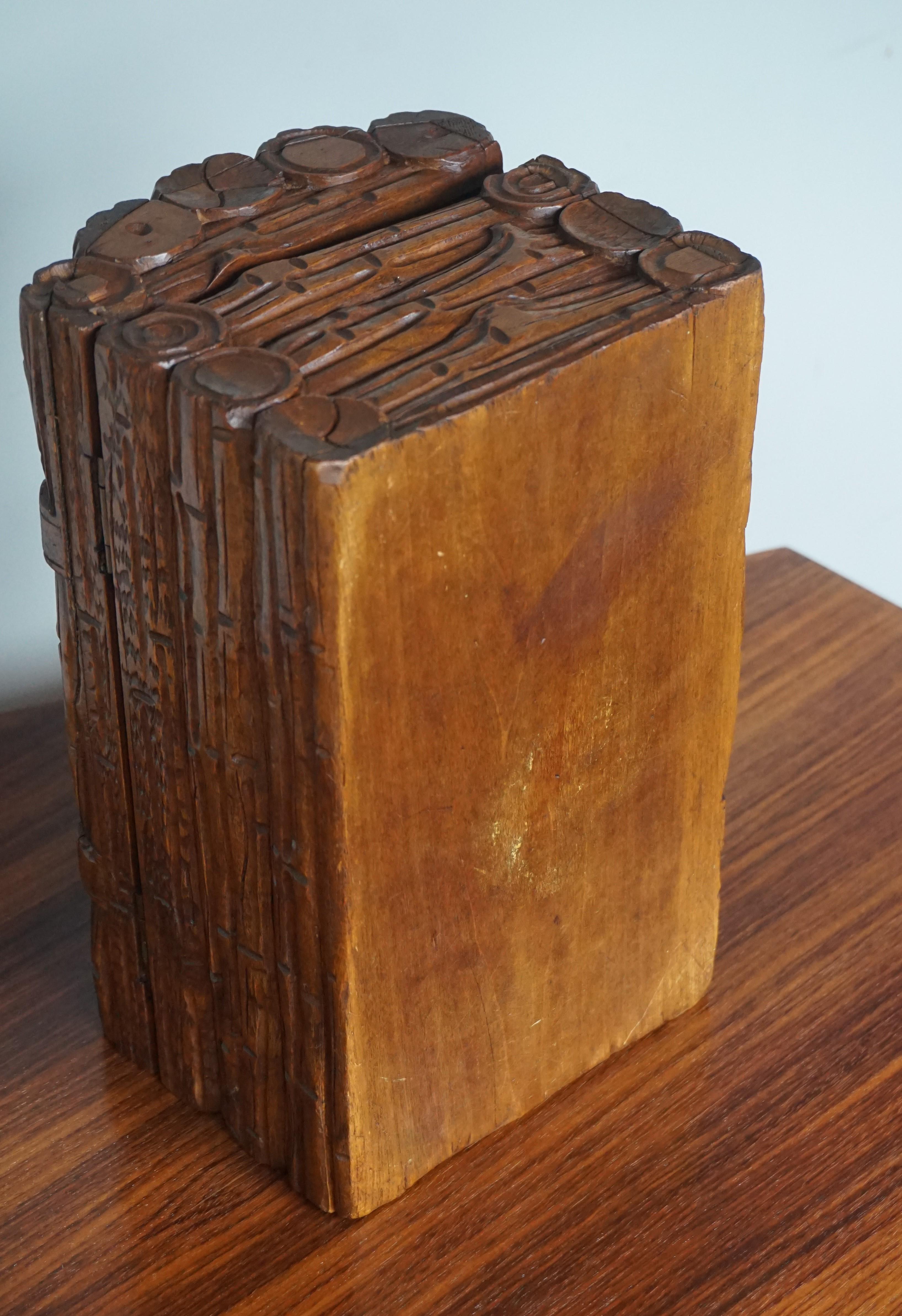 Coffre ou malle en bois ancien sculpté à la main en forme de coffre à bijoux / boîte à cigares en vente 5