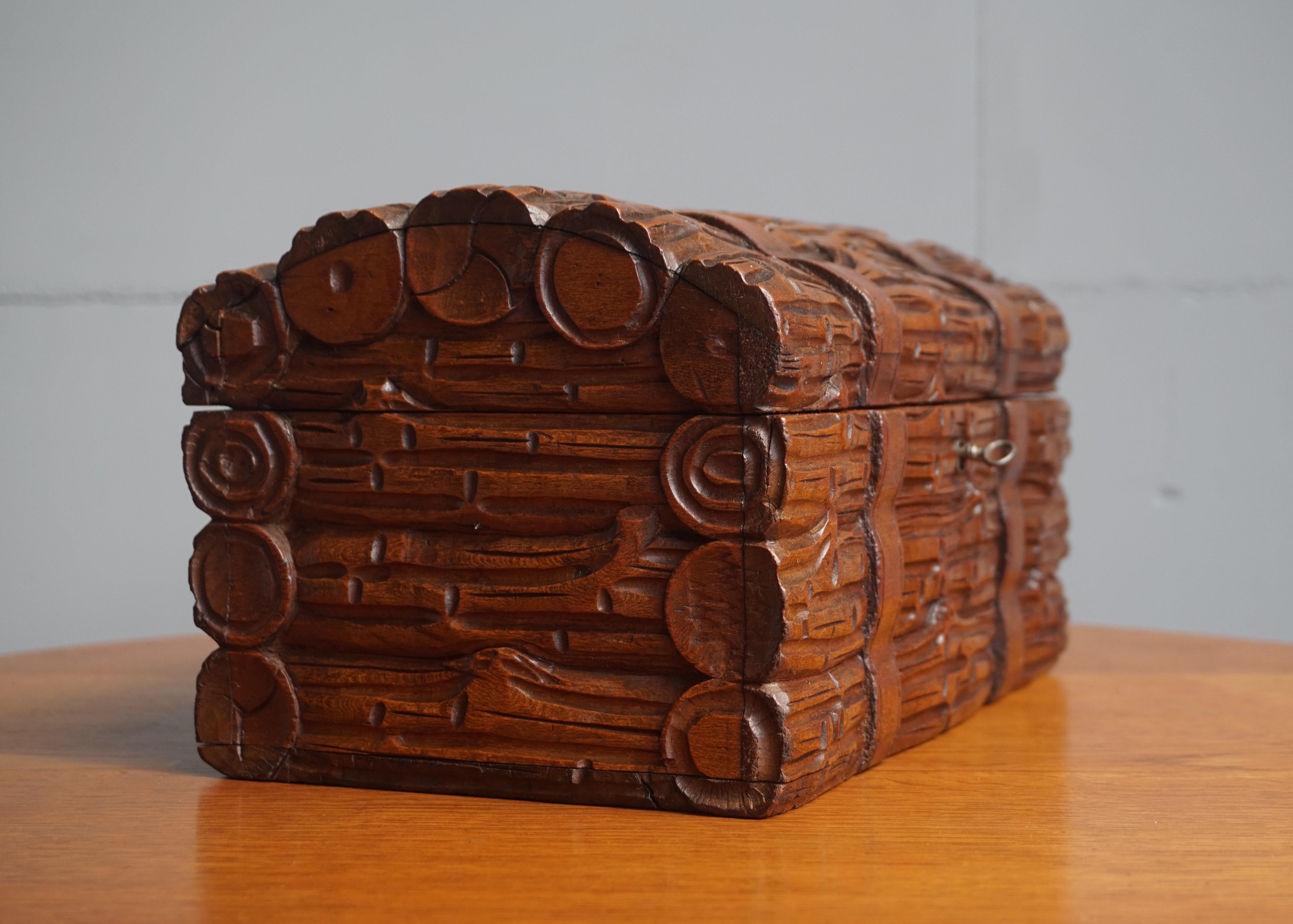 Antike handgeschnitzte Black Forest Holztruhe oder Stamm Form Schmuck / Zigarren-Box (Deutsch) im Angebot