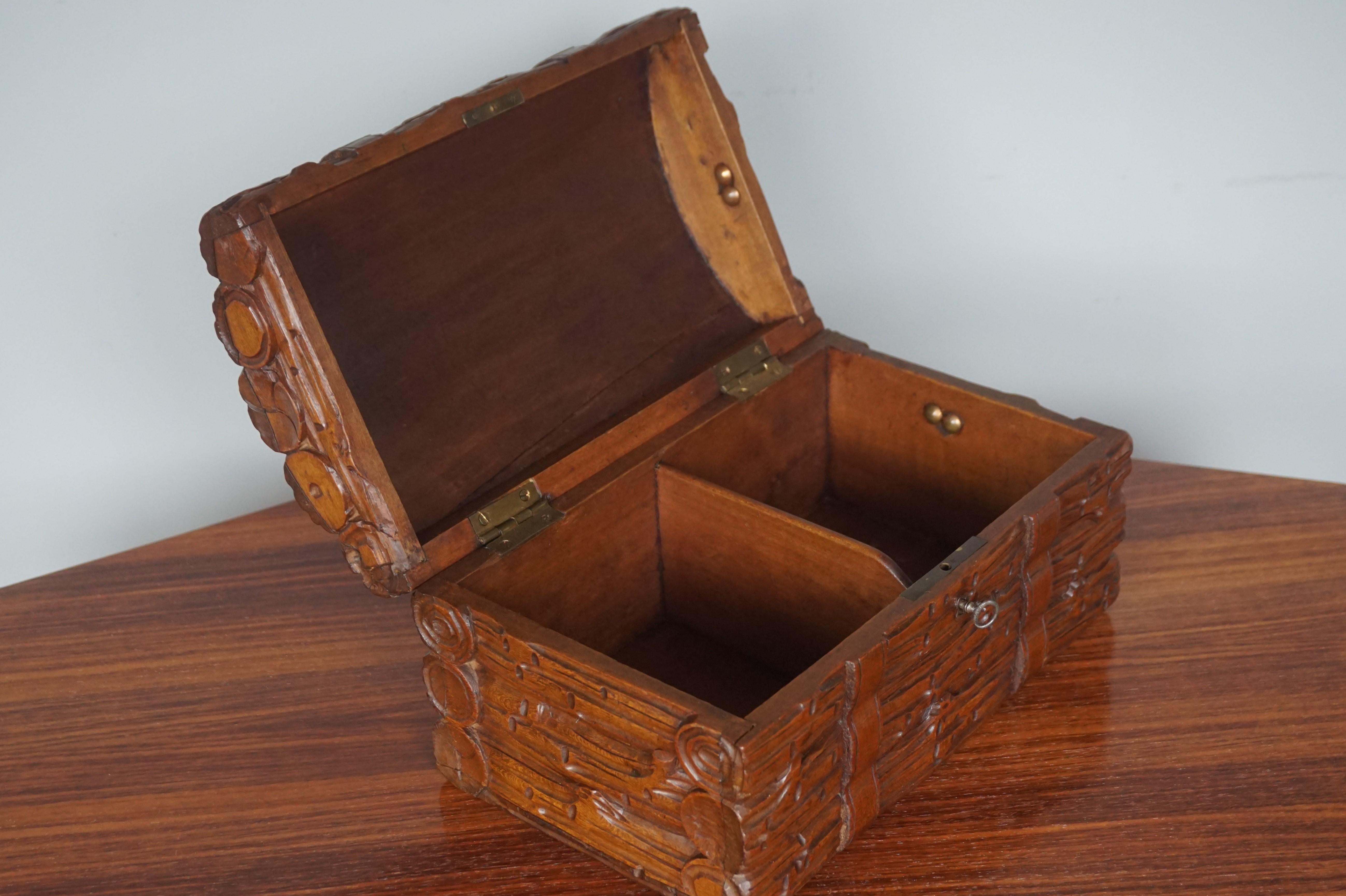 XIXe siècle Coffre ou malle en bois ancien sculpté à la main en forme de coffre à bijoux / boîte à cigares en vente