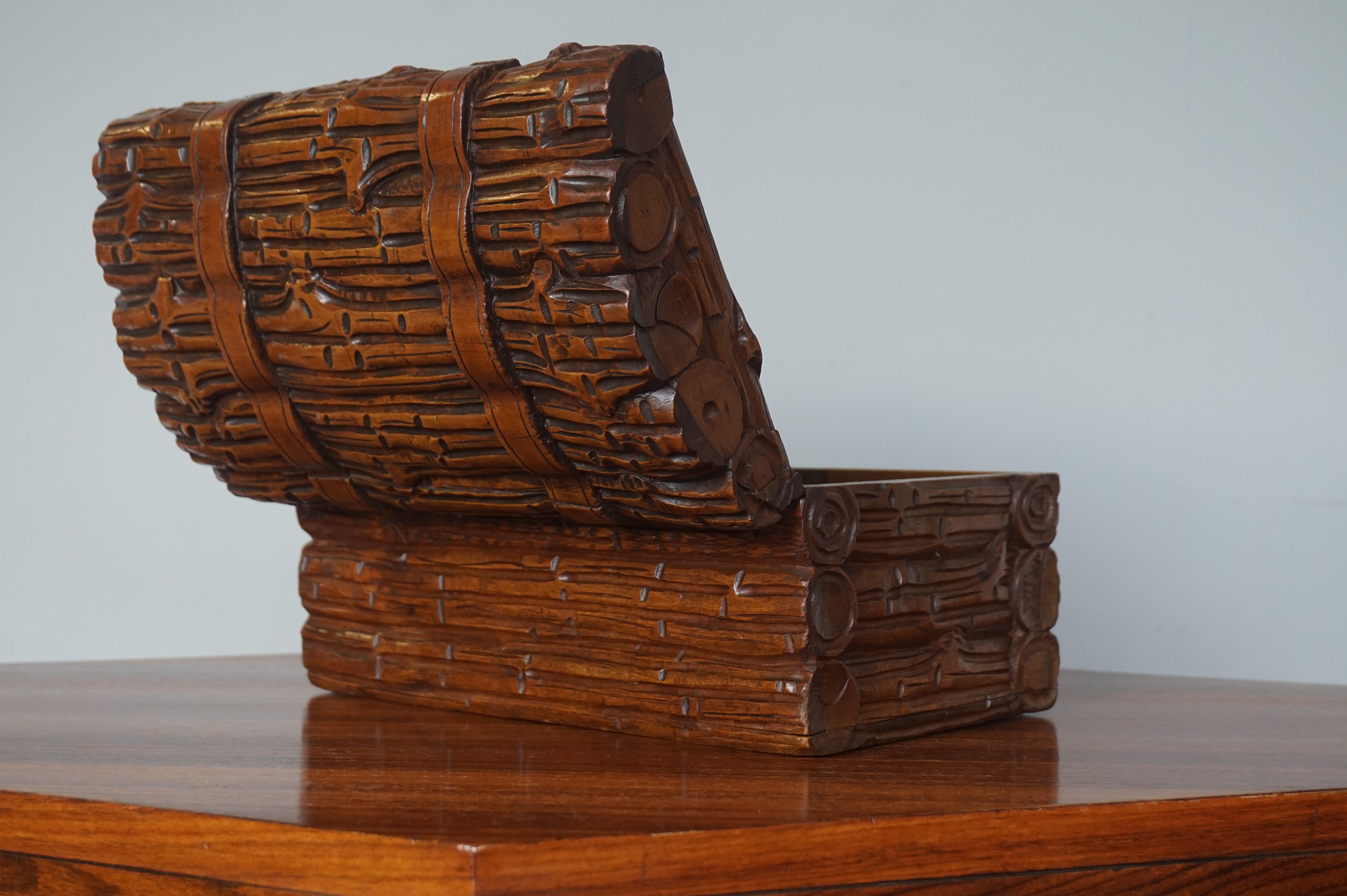 Laiton Coffre ou malle en bois ancien sculpté à la main en forme de coffre à bijoux / boîte à cigares en vente