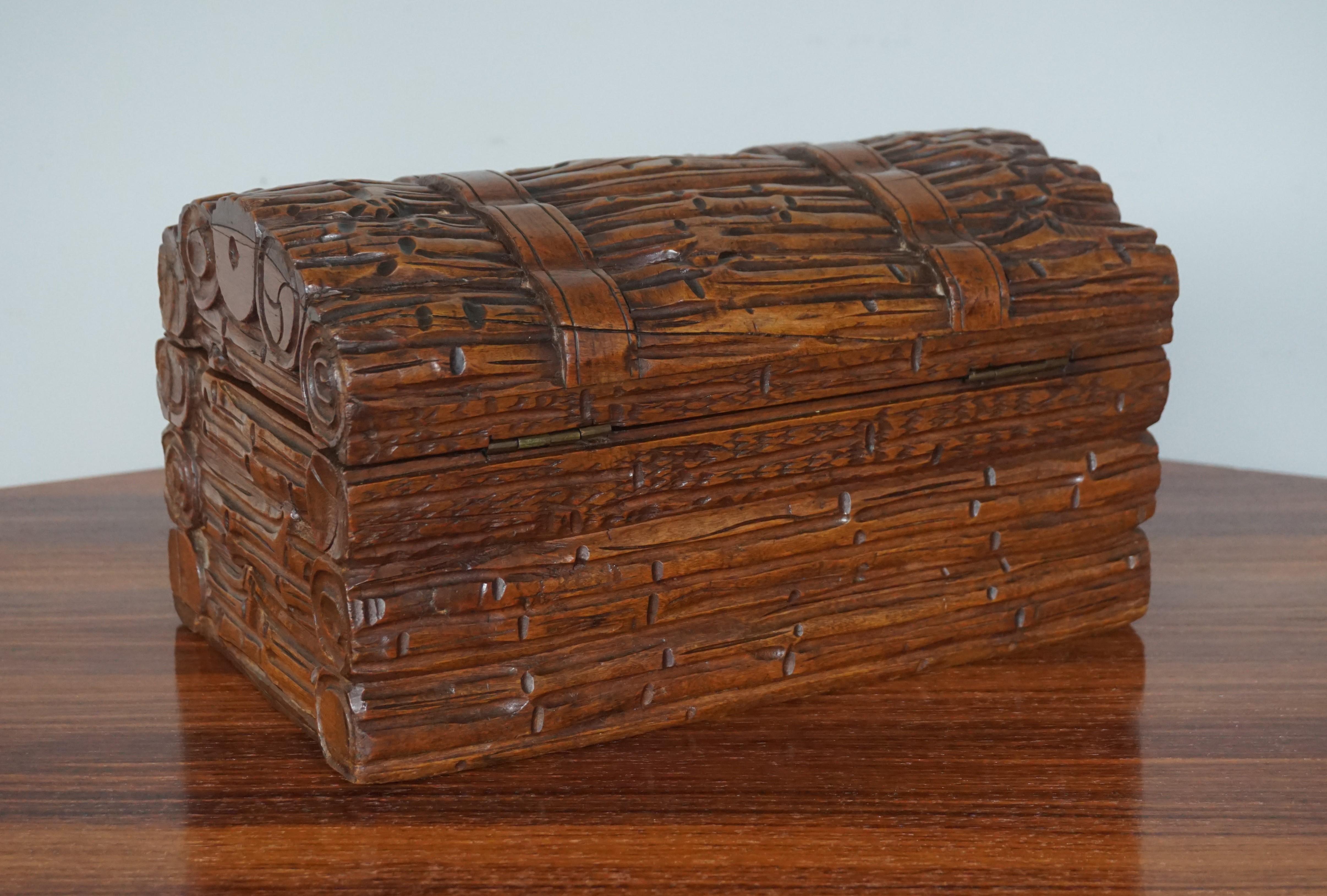 Coffre ou malle en bois ancien sculpté à la main en forme de coffre à bijoux / boîte à cigares en vente 1