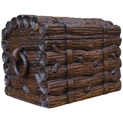 Coffre ou malle antique en bois de forêt noire sculpté à la main:: fin des années 1800