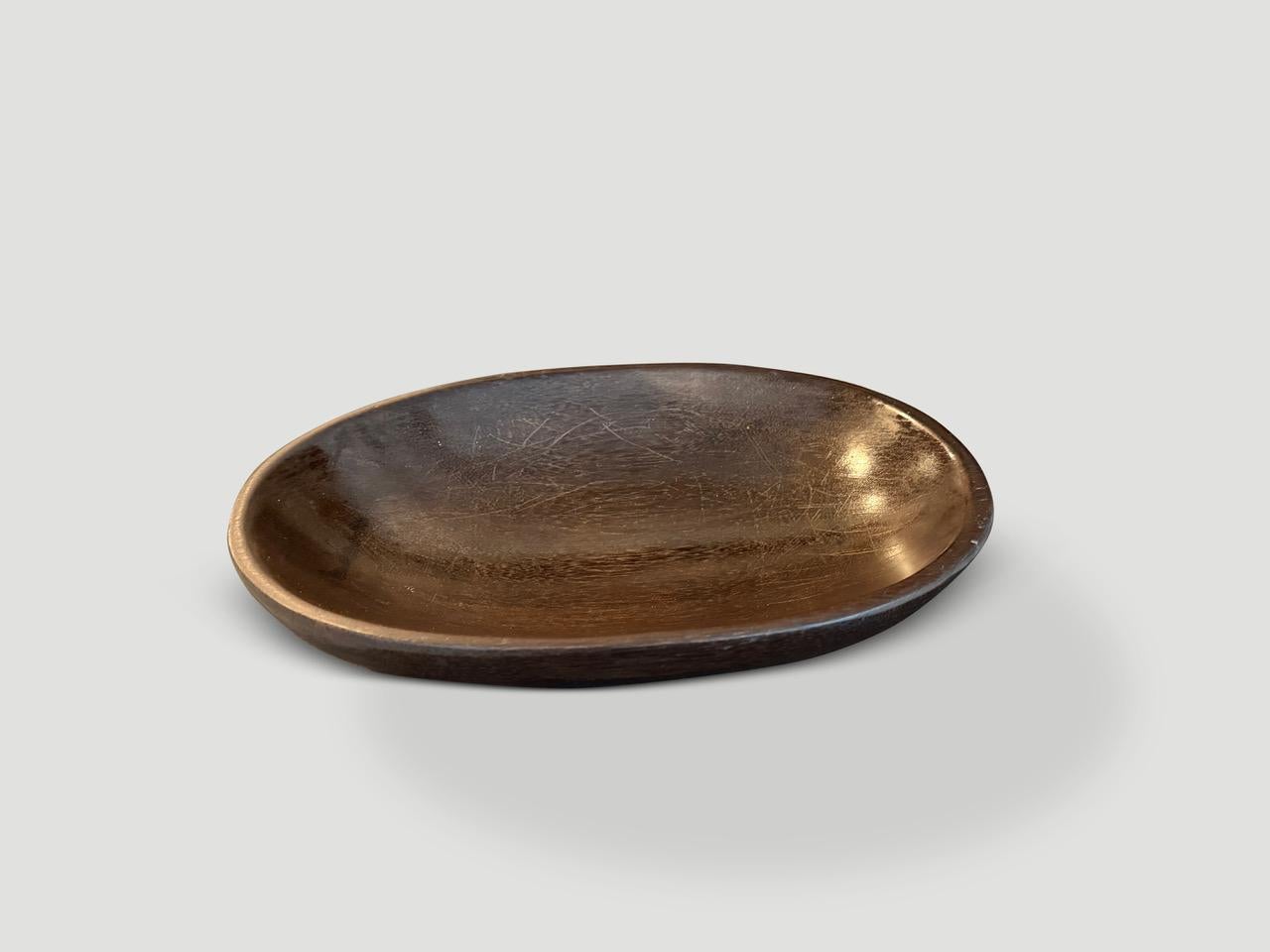 Die schöne ovale Schale ist aus einem einzigen Stück Merbauholz handgeschnitzt. CIRCA 1950

Einzigartige Schale im Geiste von Wabi Sabi, einer japanischen Philosophie, die besagt, dass Schönheit in der Unvollkommenheit und Unbeständigkeit zu finden