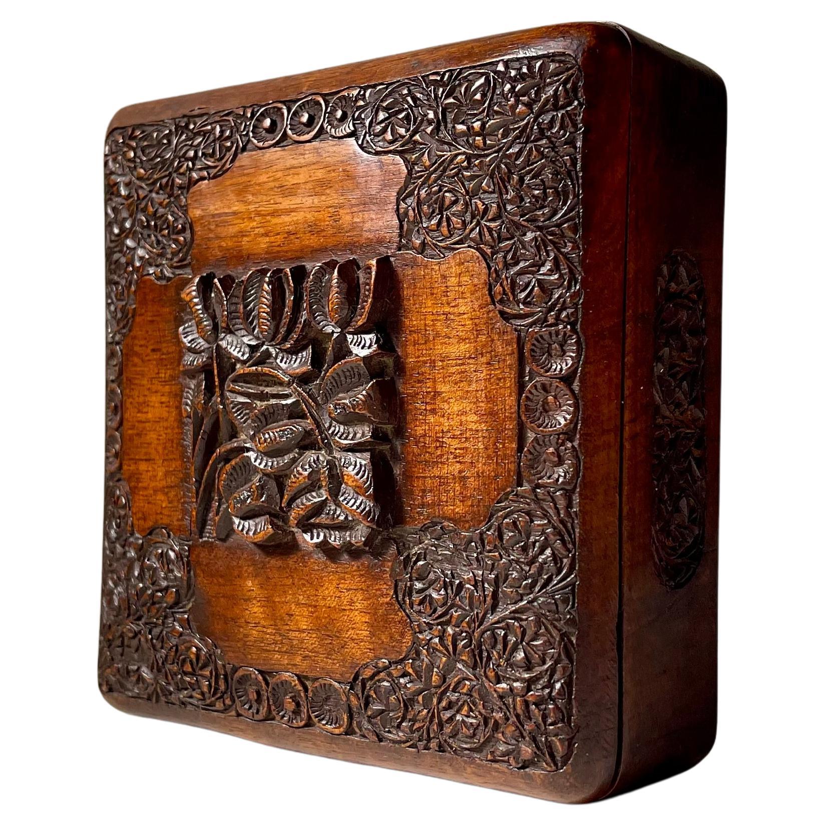 Boîte ancienne en Oak, sculptée à la main, 19ème siècle