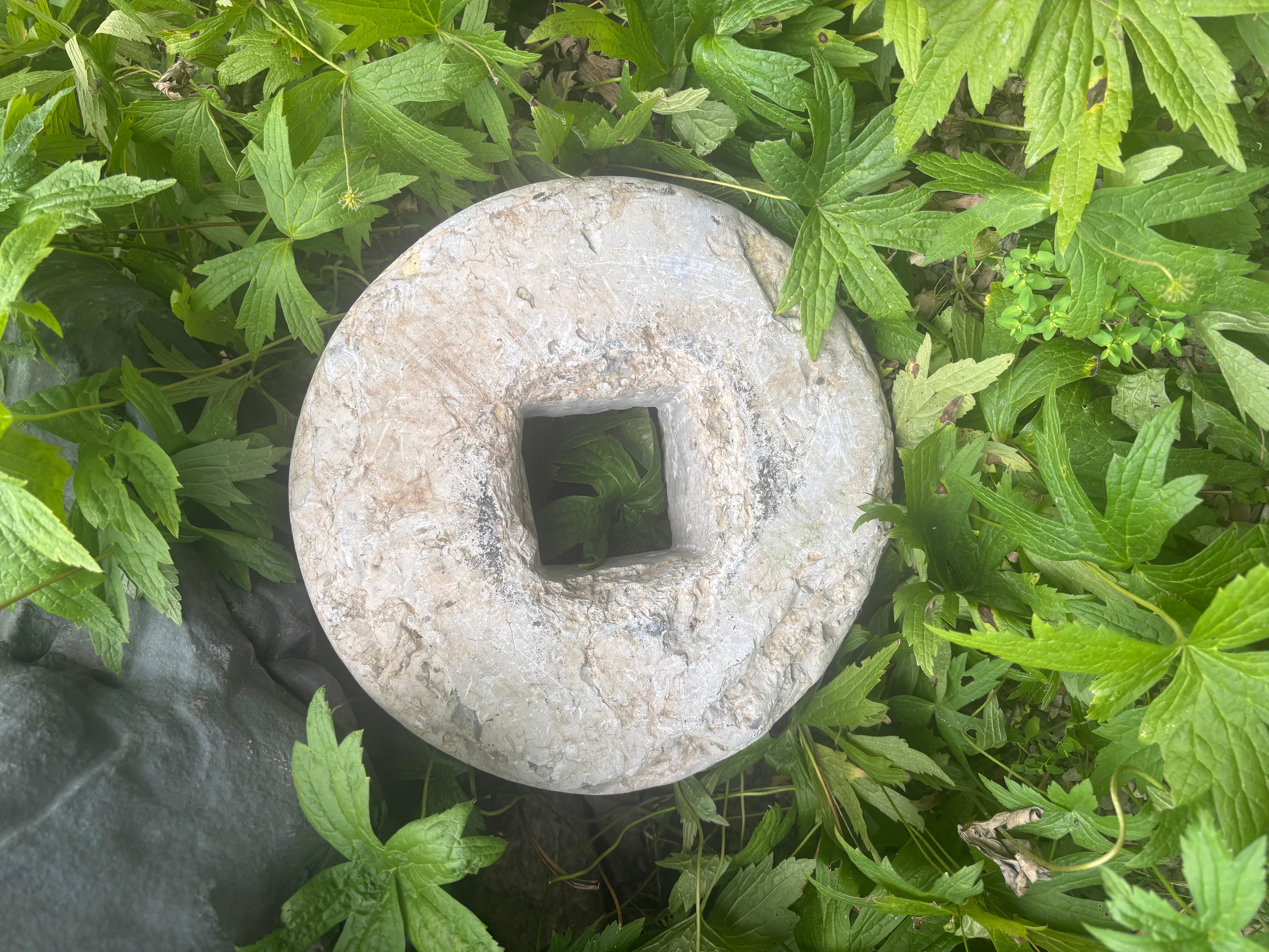 Moneda antigua tallada a mano Jardín de piedra, siglo XIX en venta 3